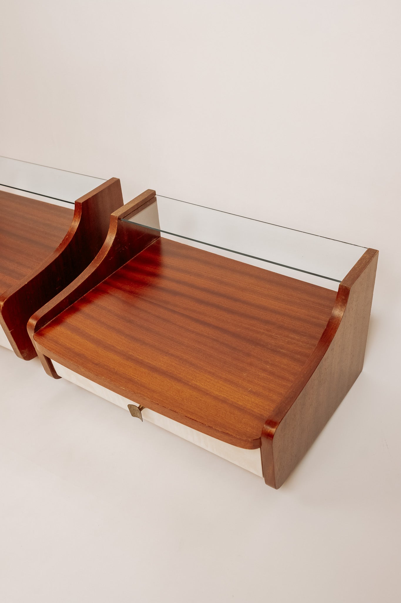 2x Zwevende Mid Century vintage nachtkastjes