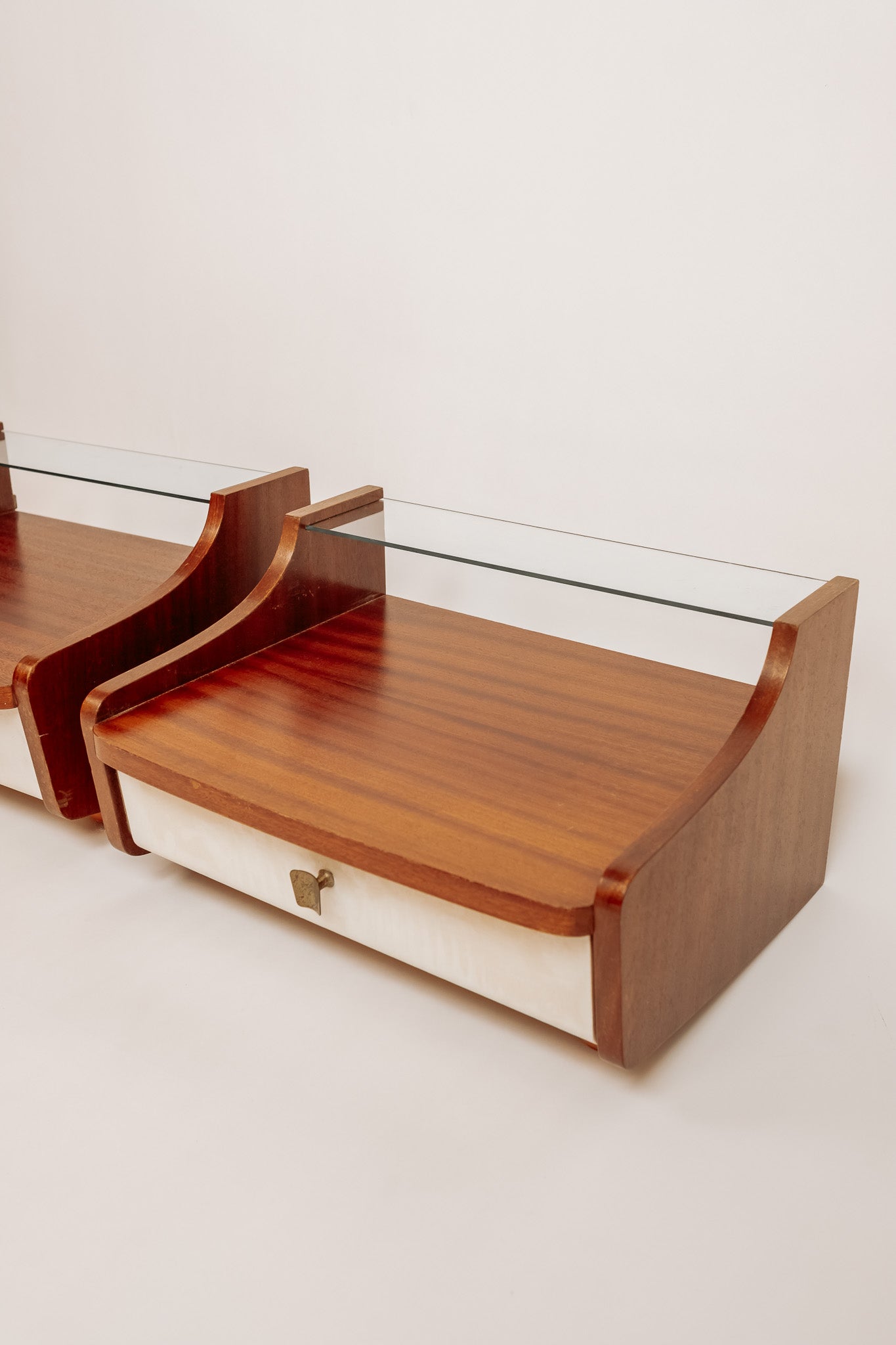 2x Zwevende Mid Century vintage nachtkastjes