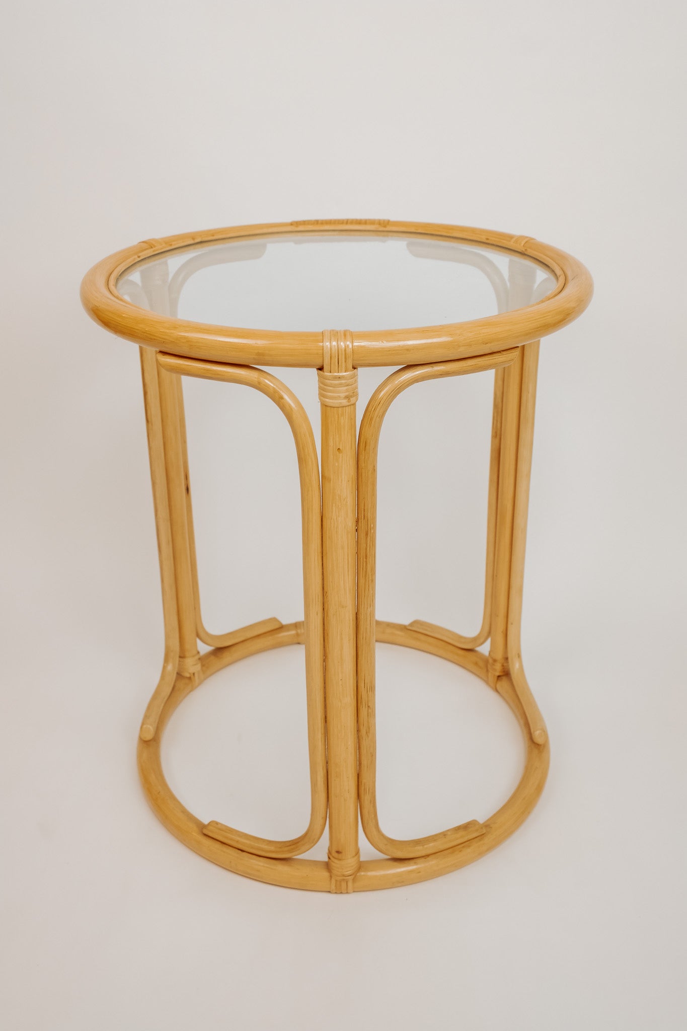 Ronde bamboe bijzettafel met glazen blad