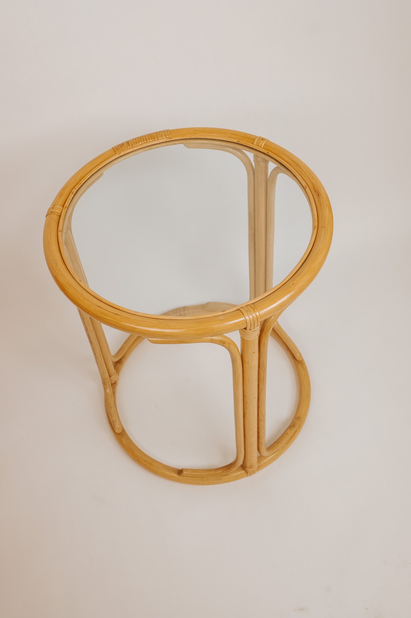 Ronde bamboe bijzettafel met glazen blad