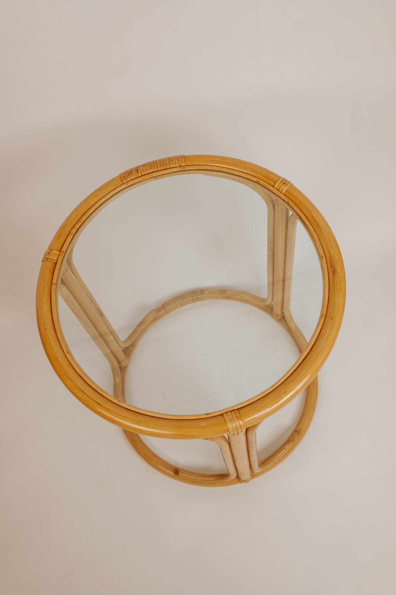 Ronde bamboe bijzettafel met glazen blad