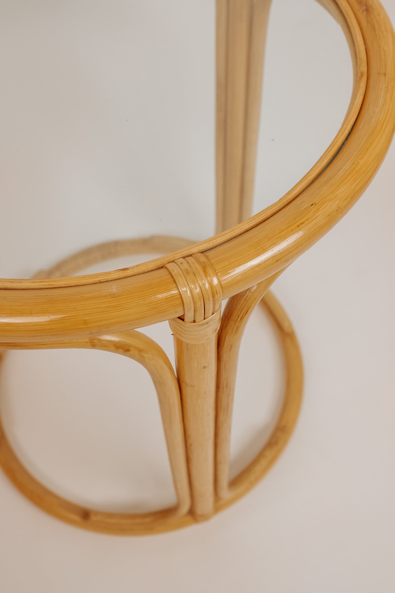 Ronde bamboe bijzettafel met glazen blad