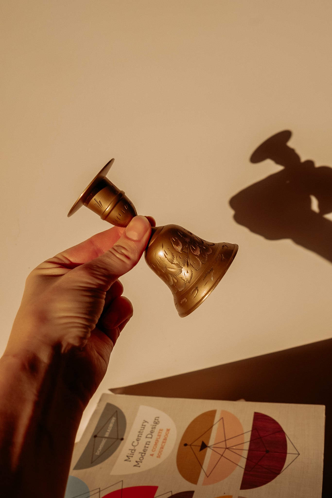 Messing kandelaar in de vorm van een bel