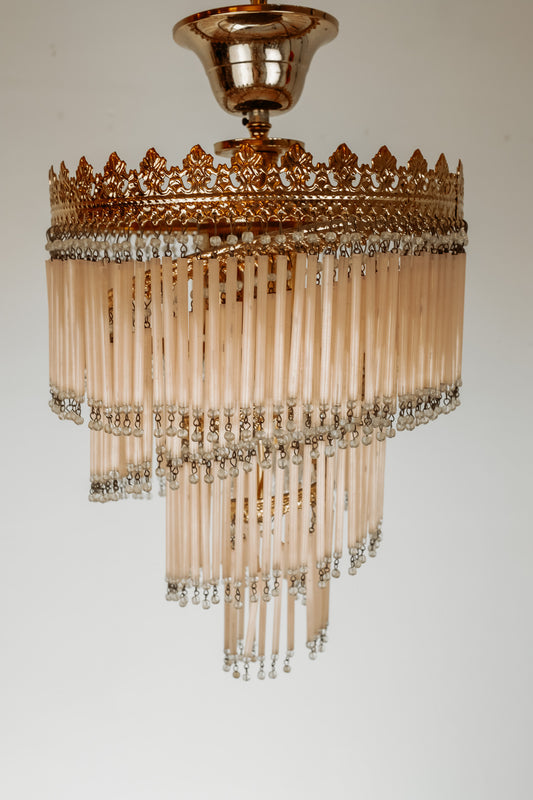 Messing kroonluchter met roze glazen pegels, jaren 80