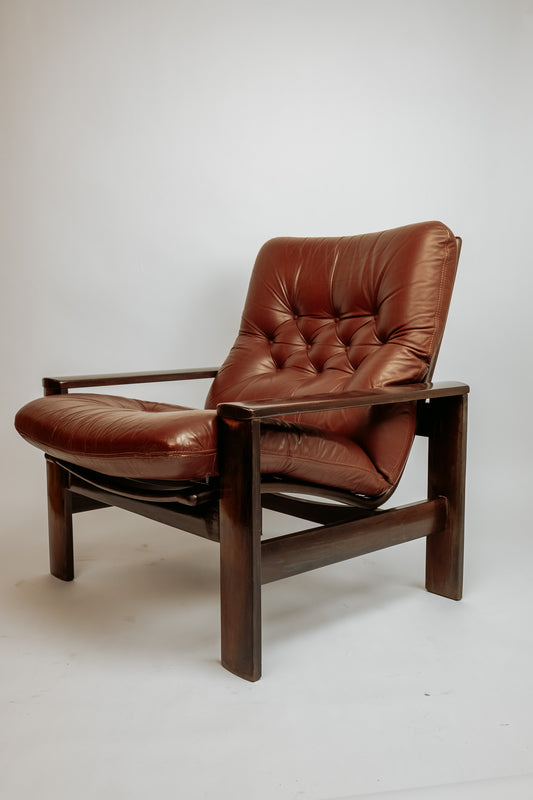 Vintage cognac leren fauteuil met donker houten frame
