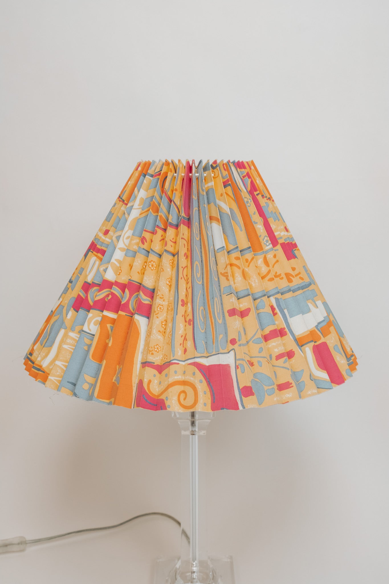 Vintage tafellamp van messing met plexiglas, jaren 90