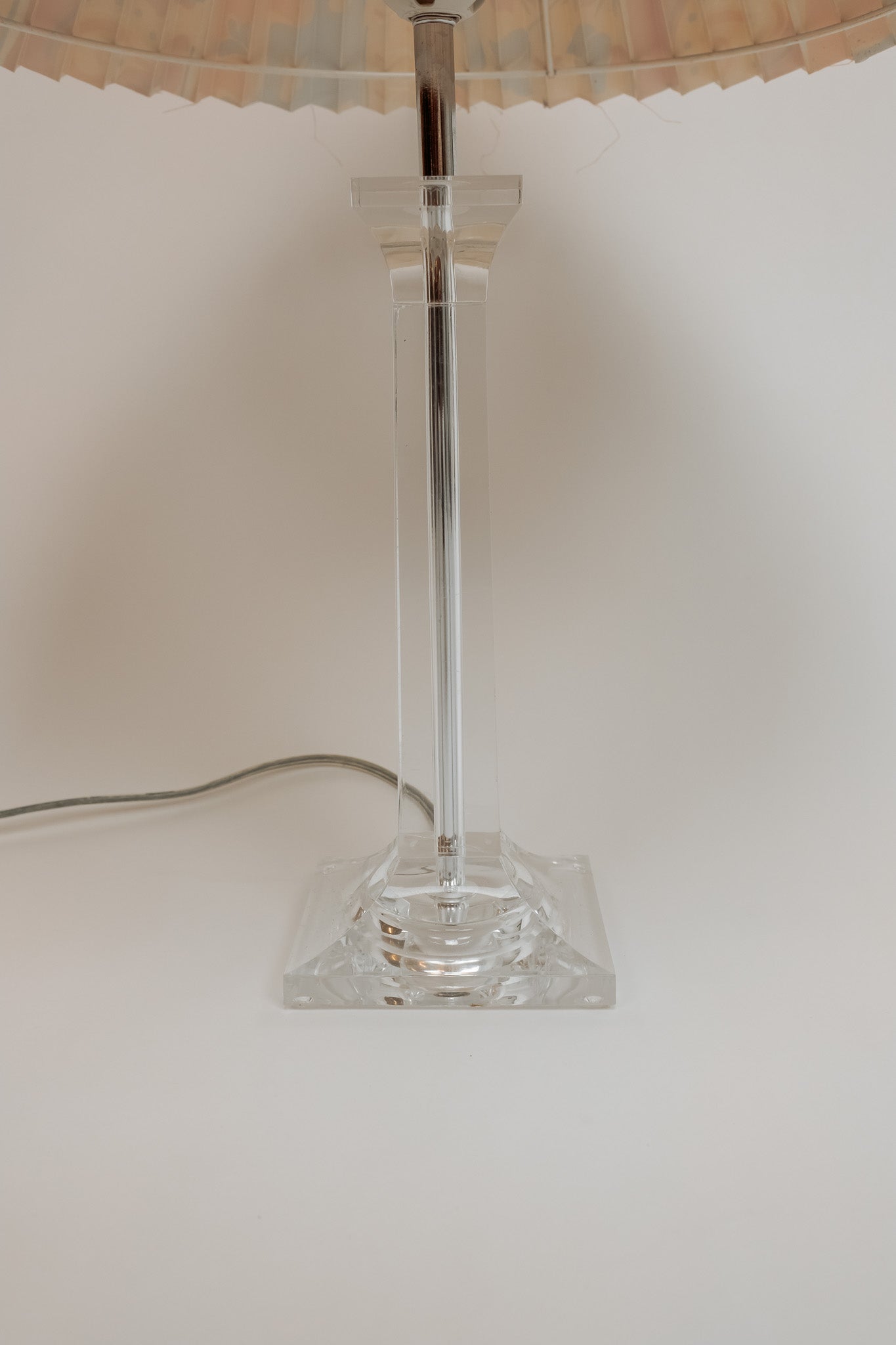 Vintage tafellamp van messing met plexiglas, jaren 90