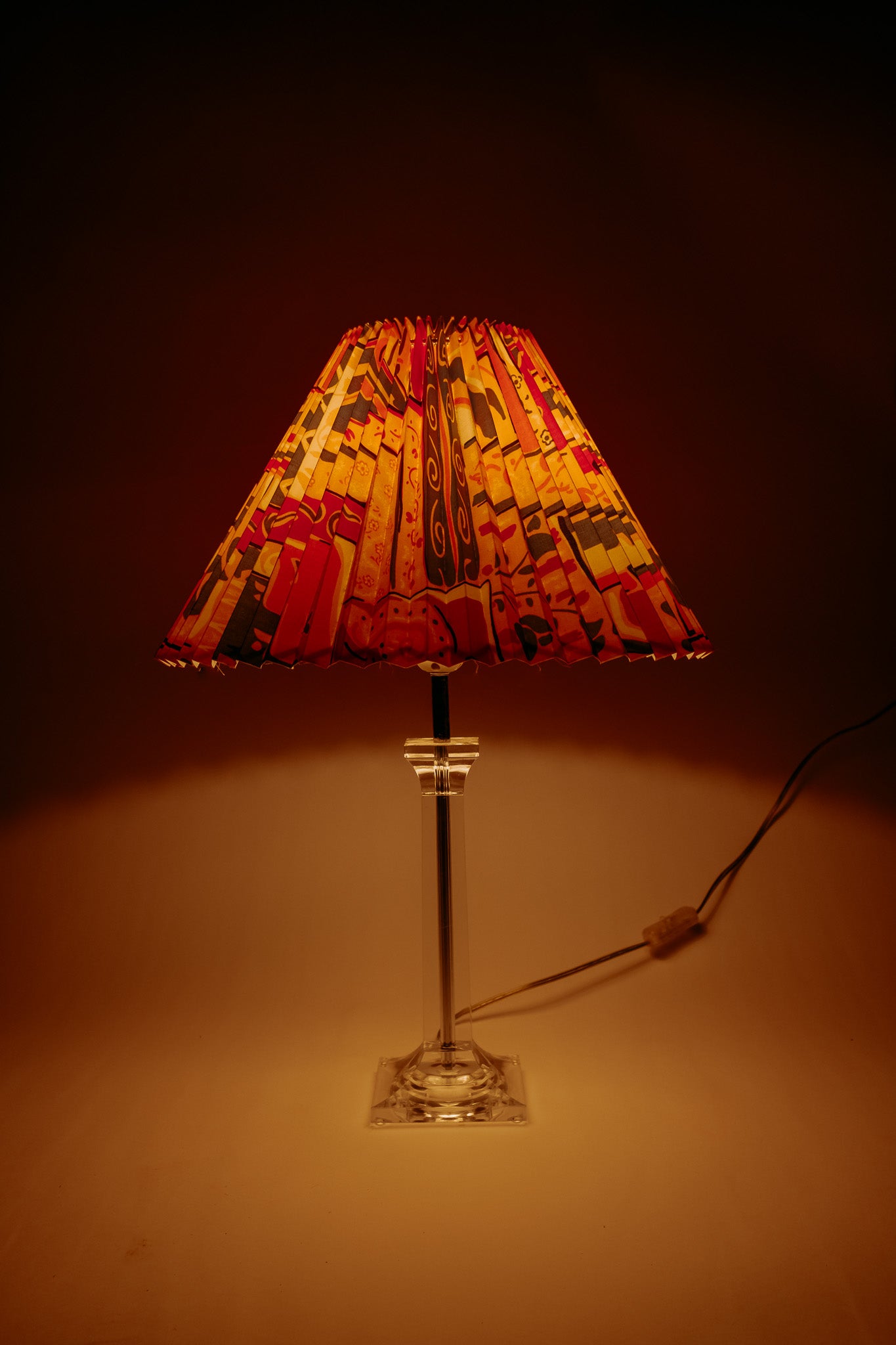 Vintage tafellamp van messing met plexiglas, jaren 90