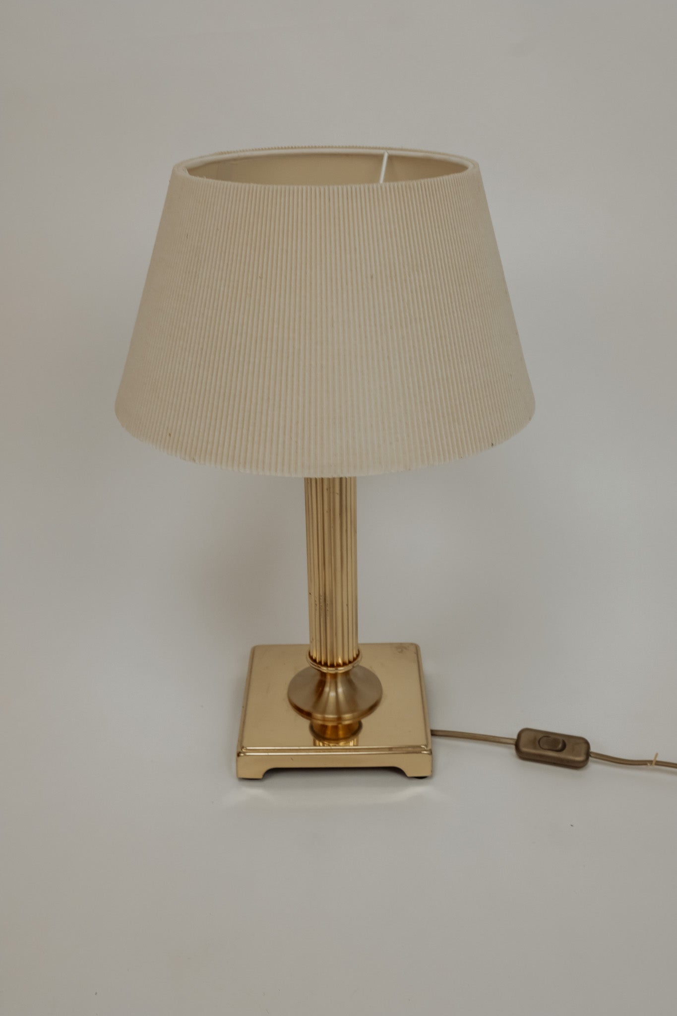 Messing vintage tafellamp met crèmekleurige plisse kap