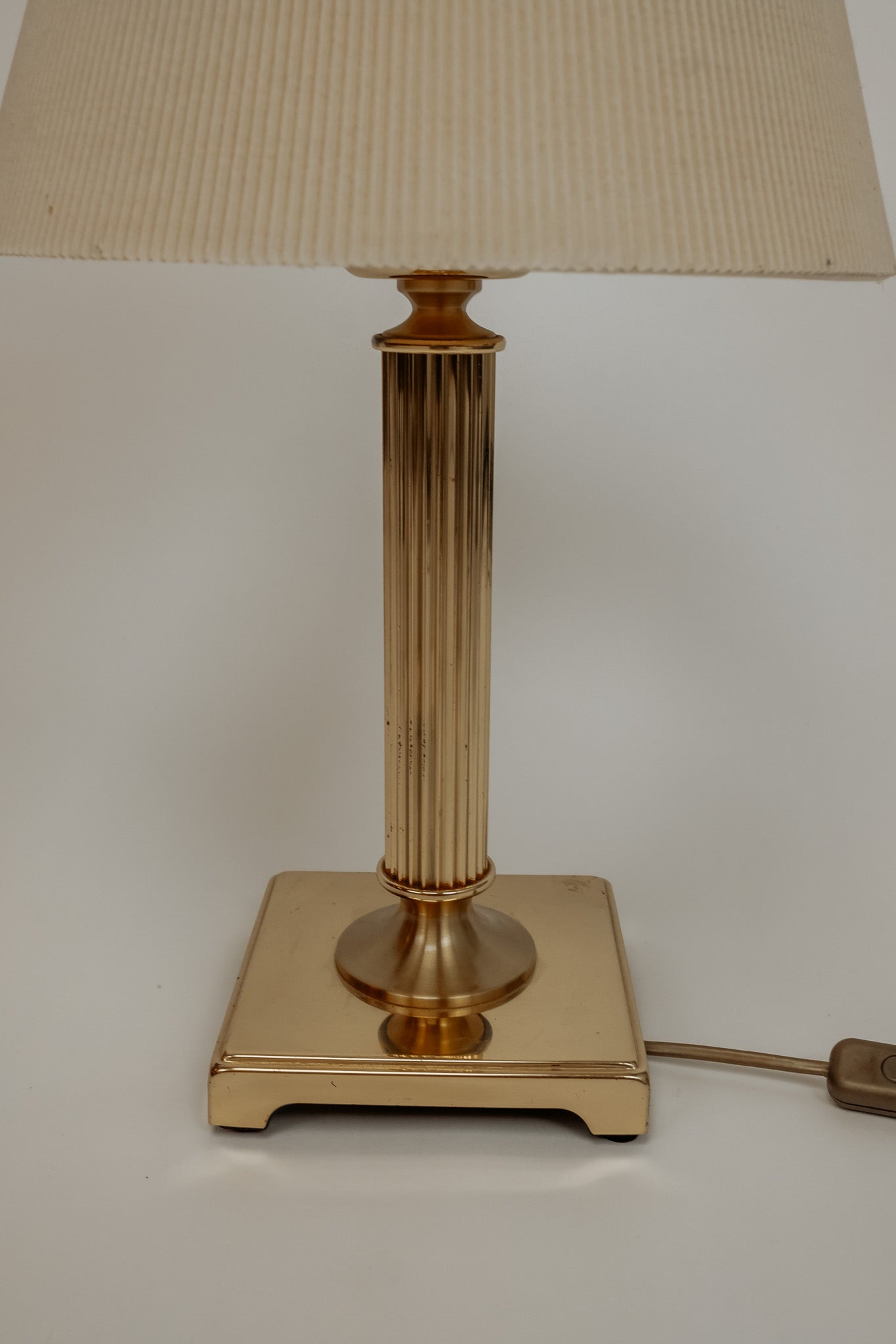 Messing vintage tafellamp met crèmekleurige plisse kap