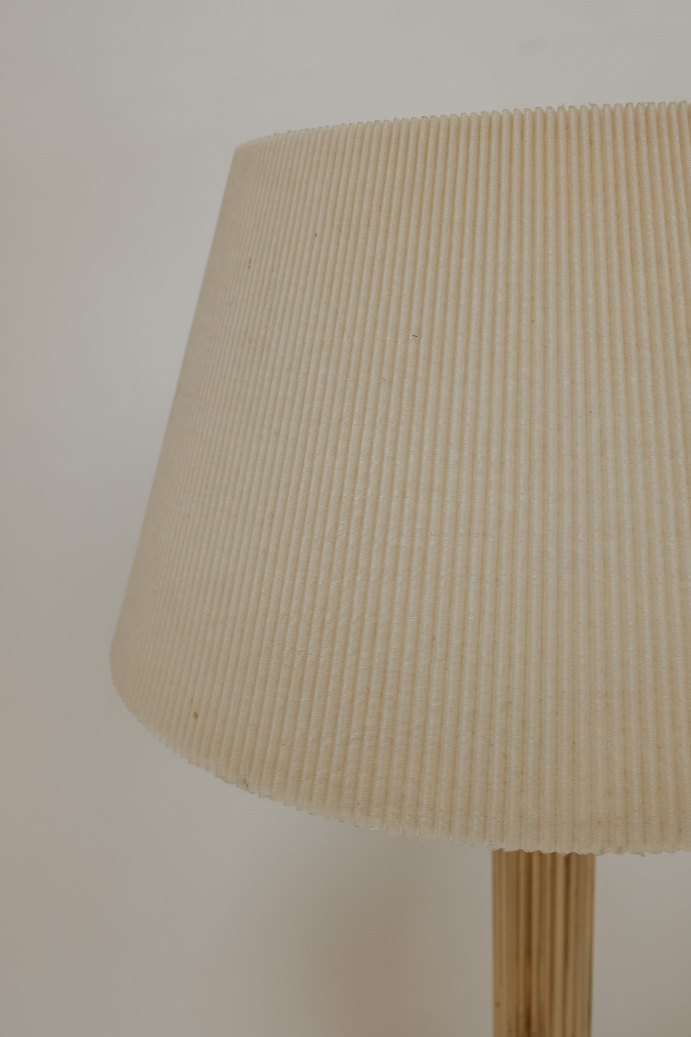 Messing vintage tafellamp met crèmekleurige plisse kap