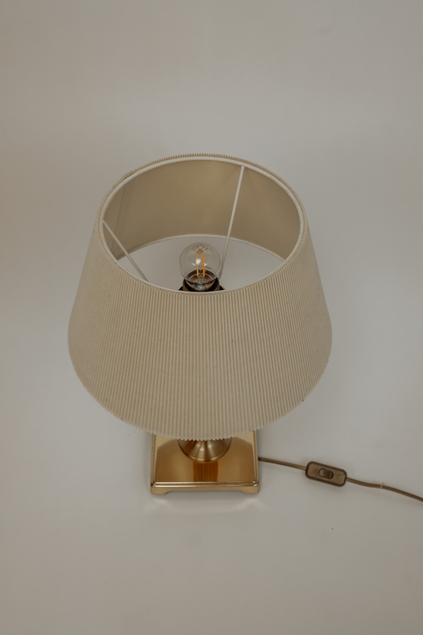 Messing vintage tafellamp met crèmekleurige plisse kap