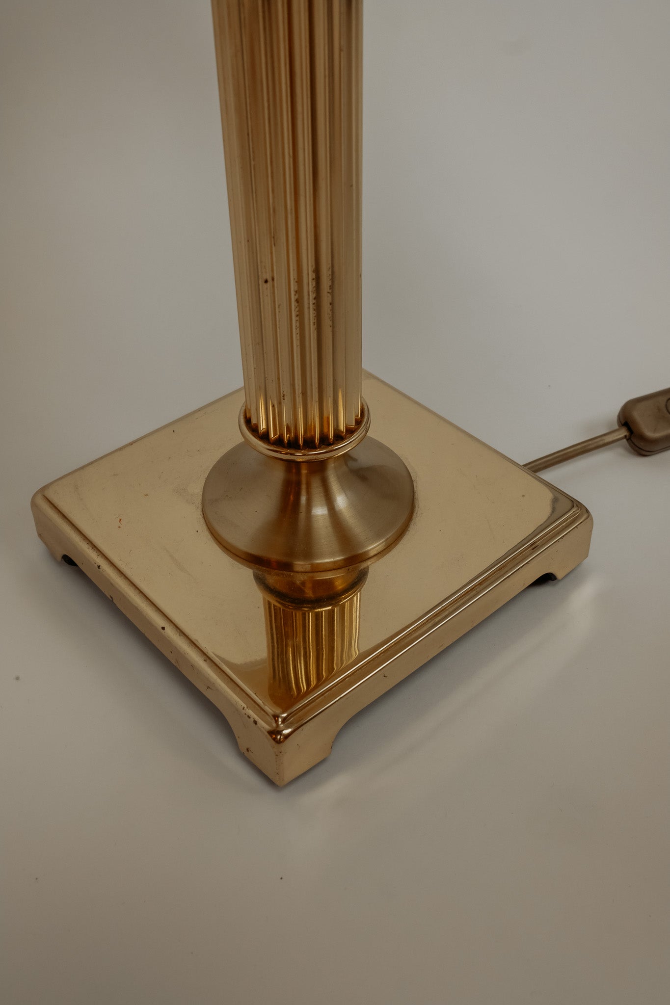 Messing vintage tafellamp met crèmekleurige plisse kap