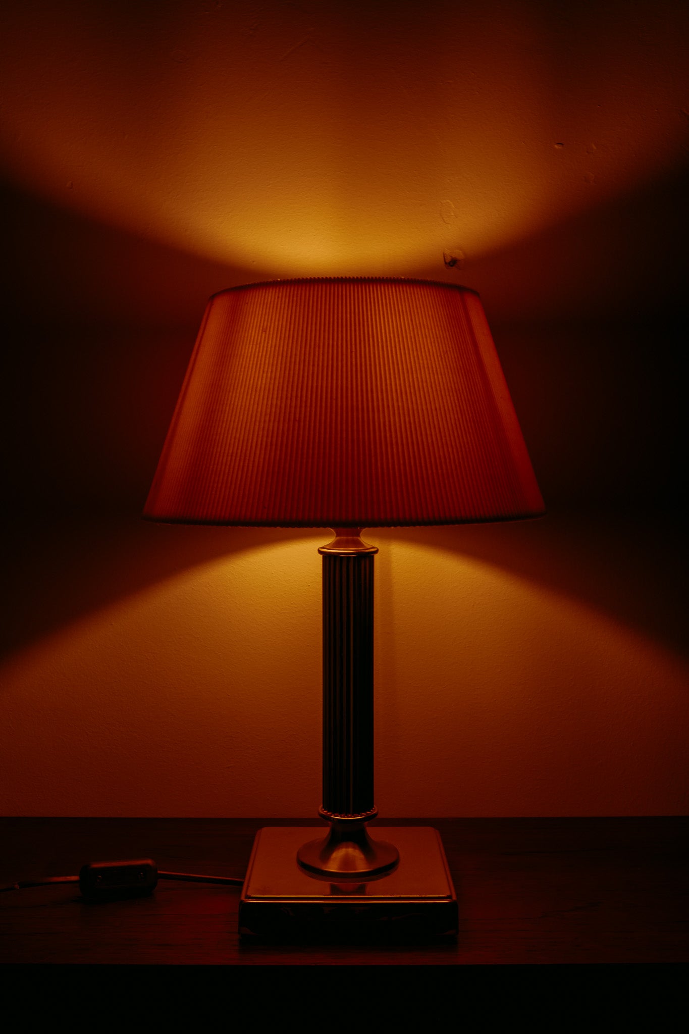 Messing vintage tafellamp met crèmekleurige plisse kap