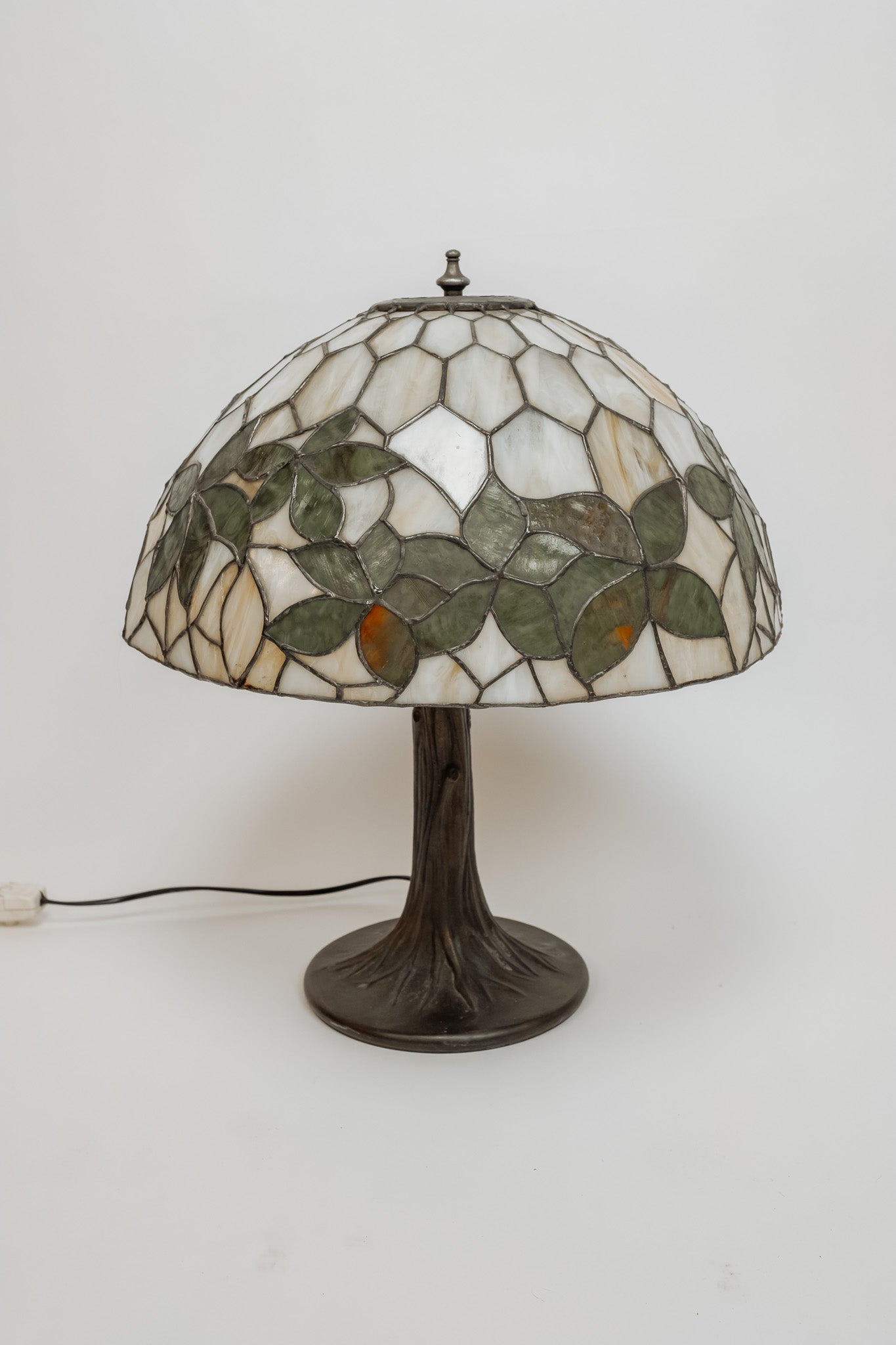 Tiffany stijl tafellamp met glas in lood kap