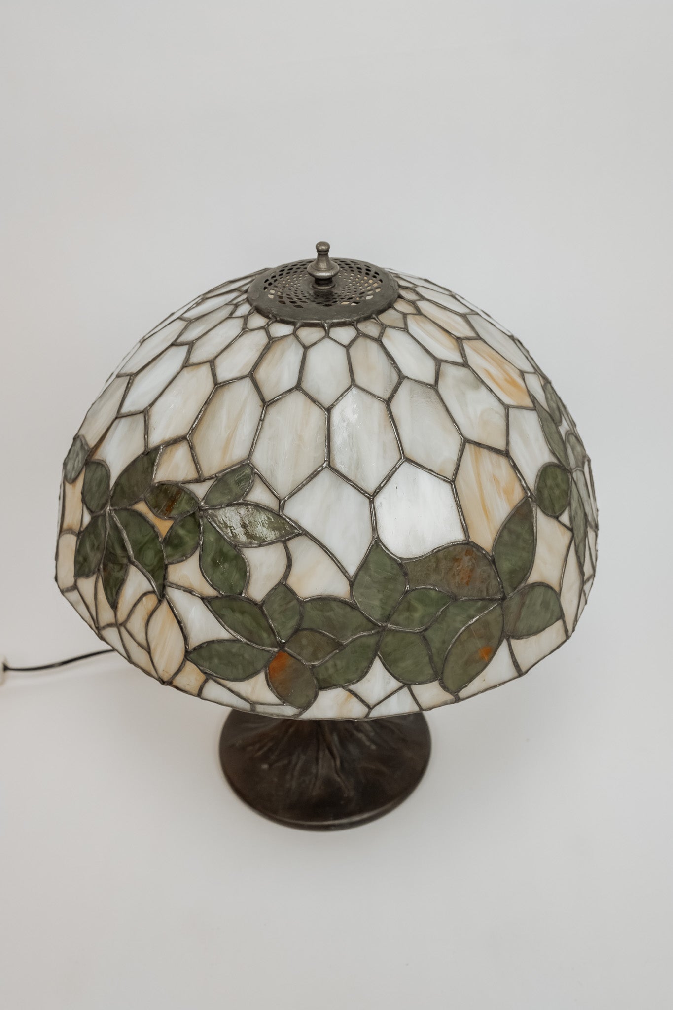 Tiffany stijl tafellamp met glas in lood kap