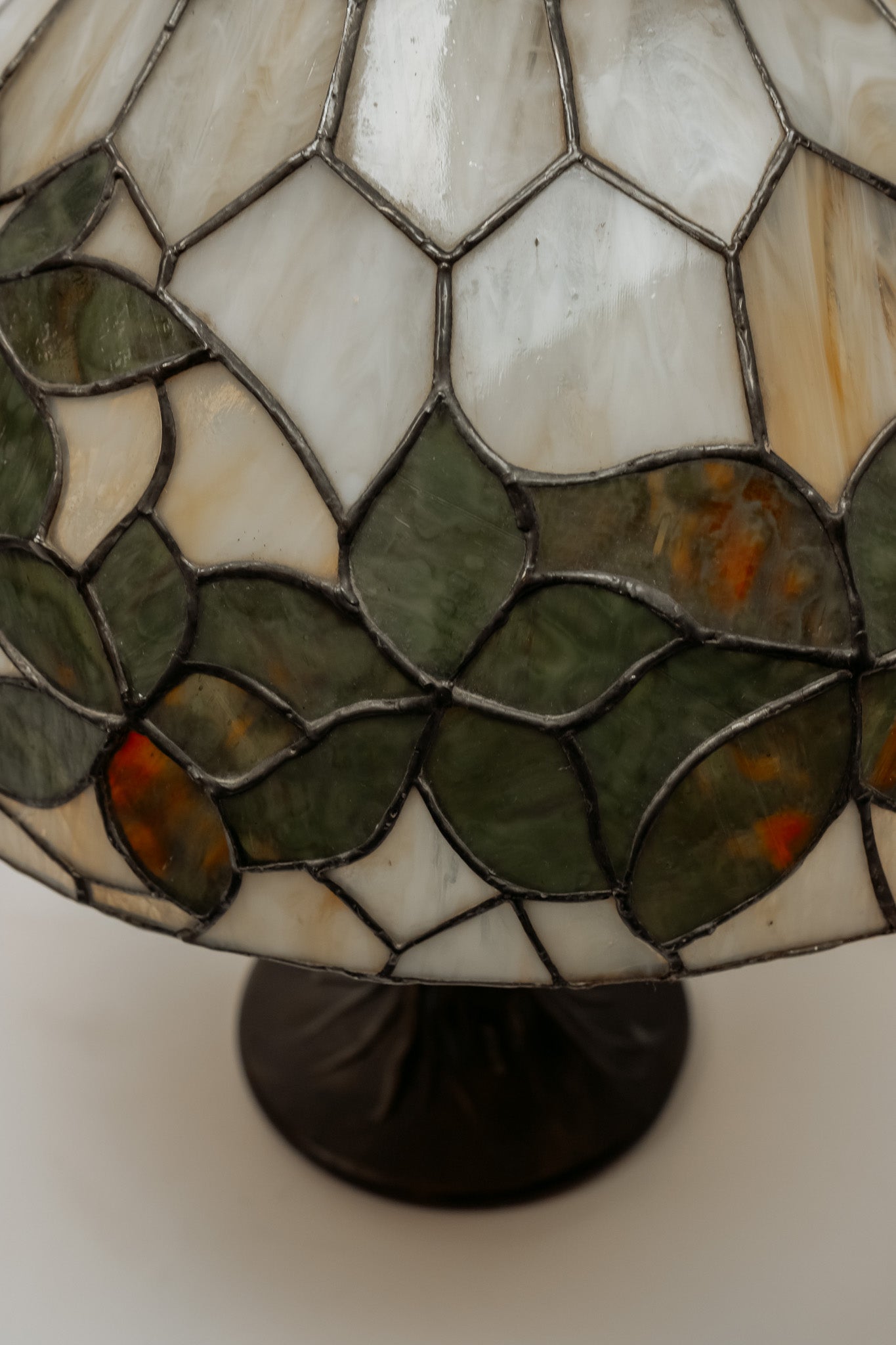 Tiffany stijl tafellamp met glas in lood kap