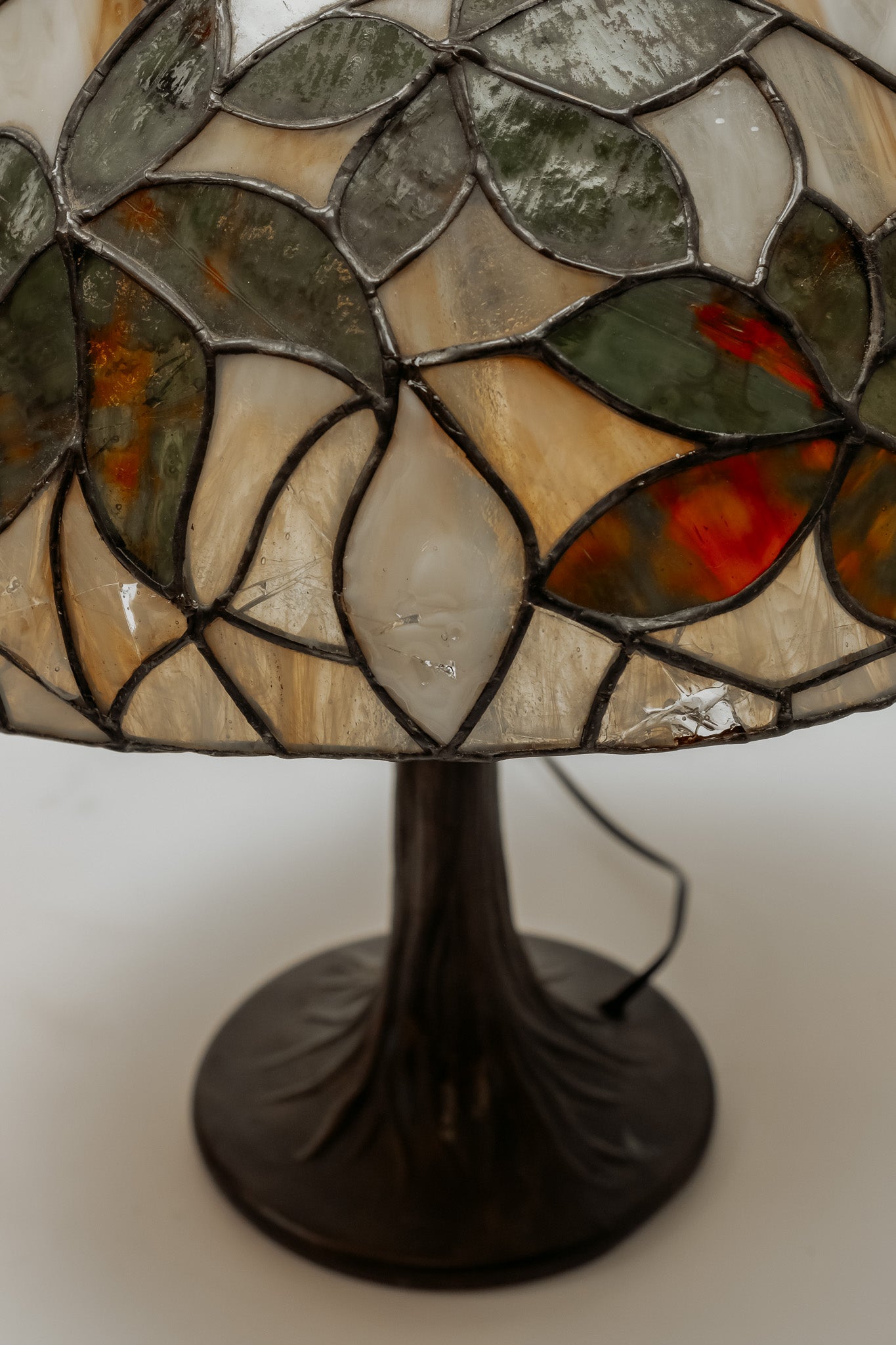 Tiffany stijl tafellamp met glas in lood kap