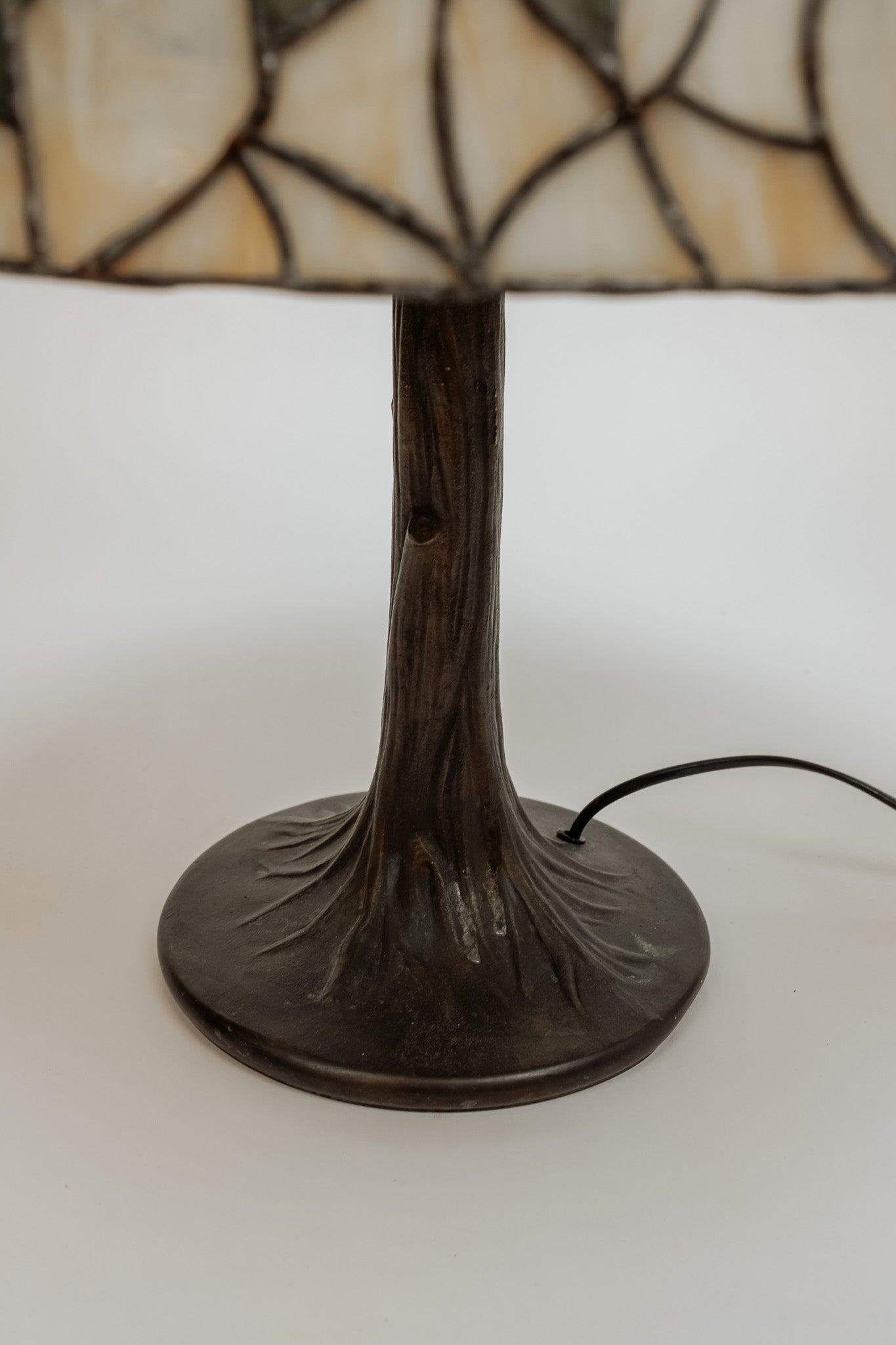 Tiffany stijl tafellamp met glas in lood kap