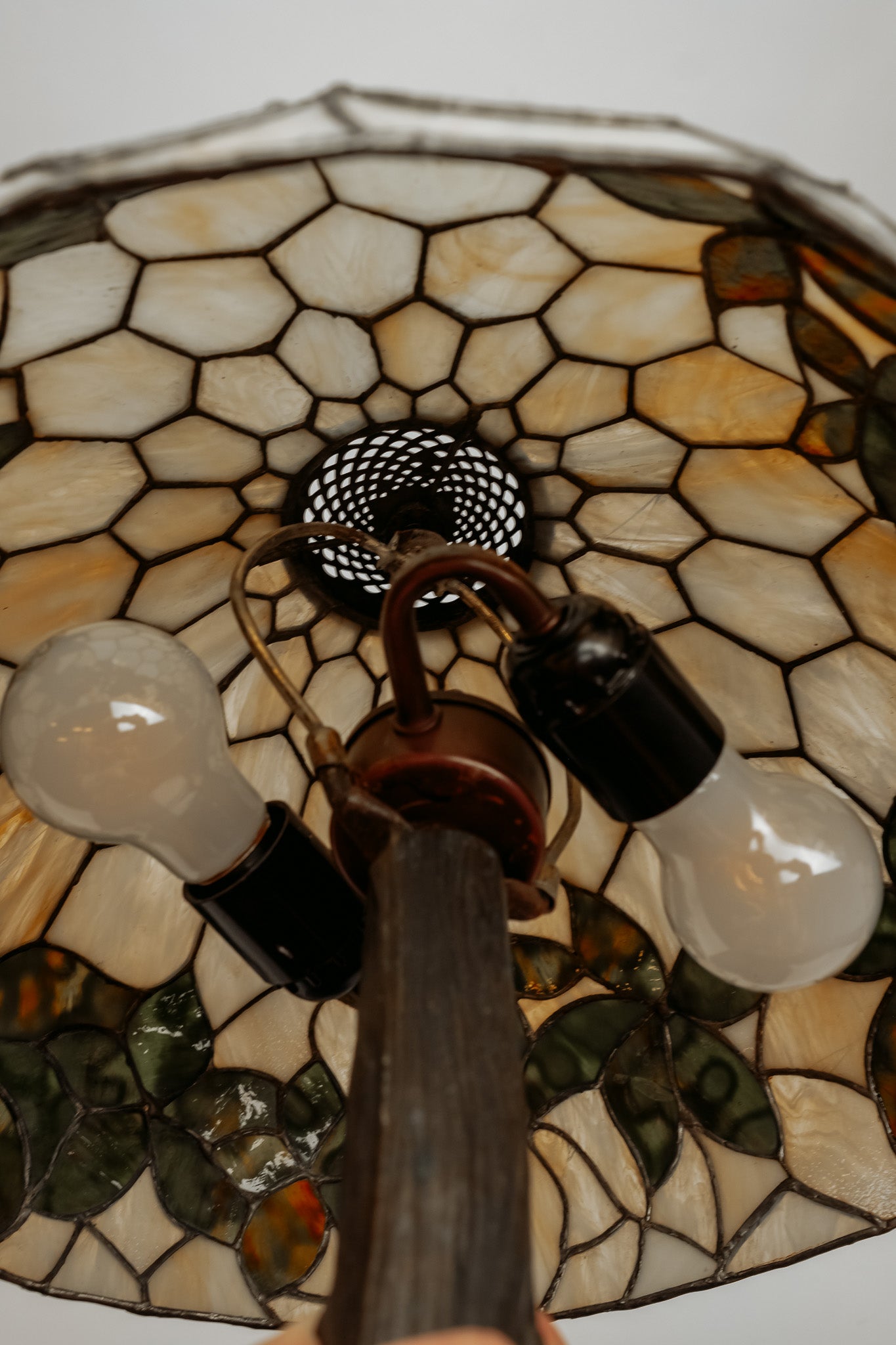 Tiffany stijl tafellamp met glas in lood kap