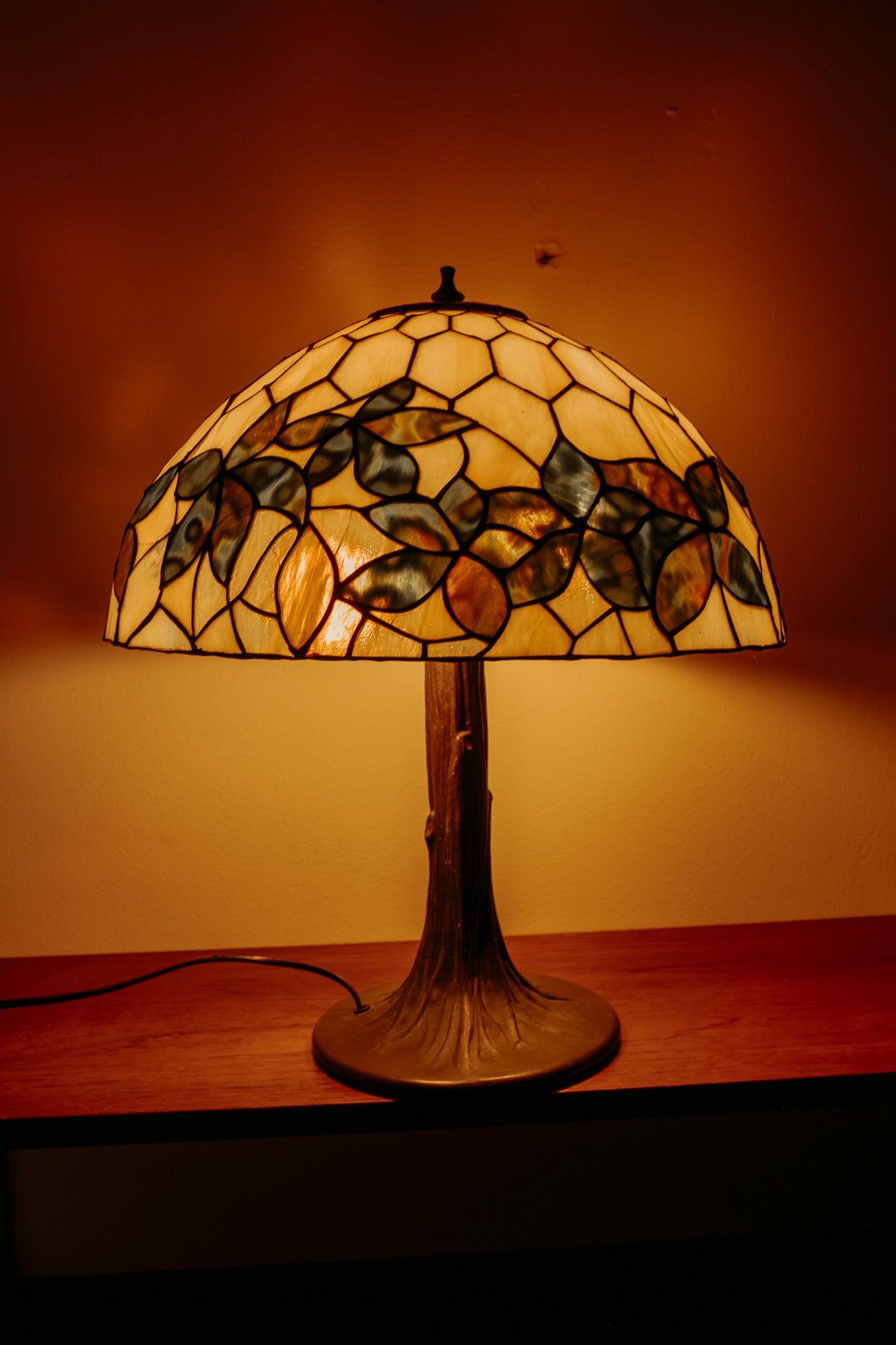 Tiffany stijl tafellamp met glas in lood kap