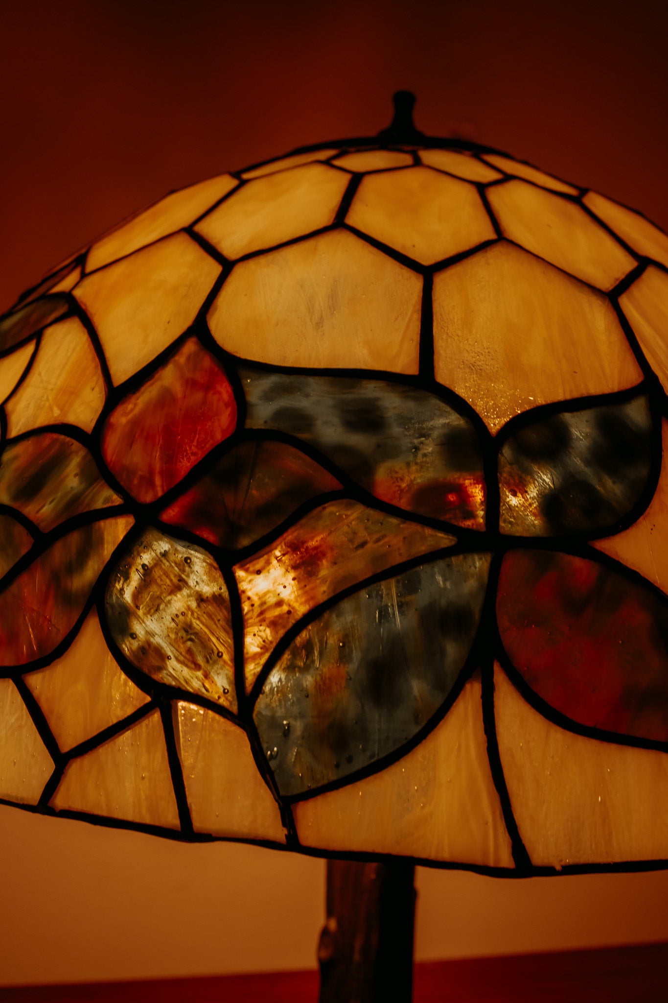 Tiffany stijl tafellamp met glas in lood kap