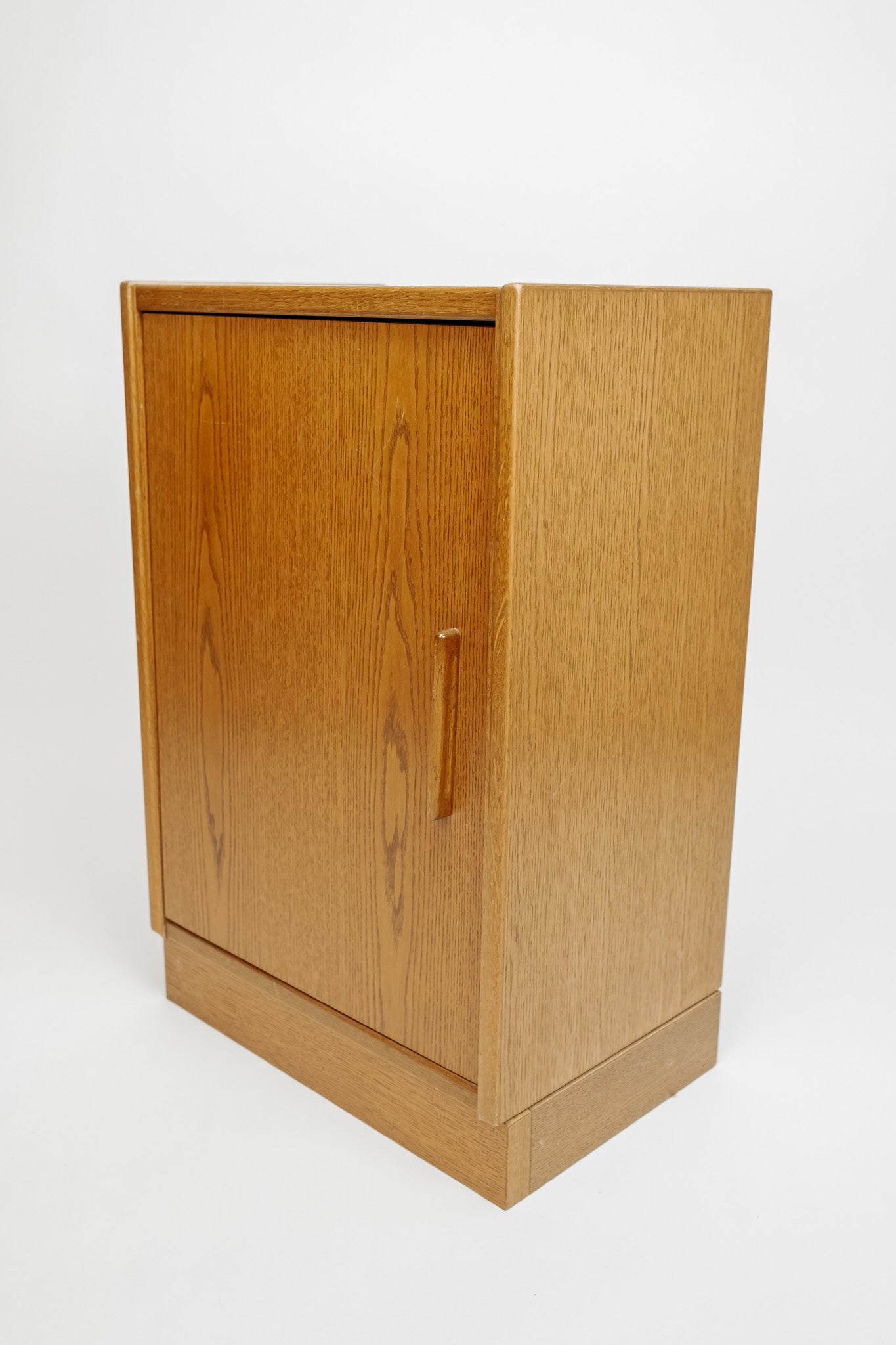 Vintage Hulsta kastje met deur en planken