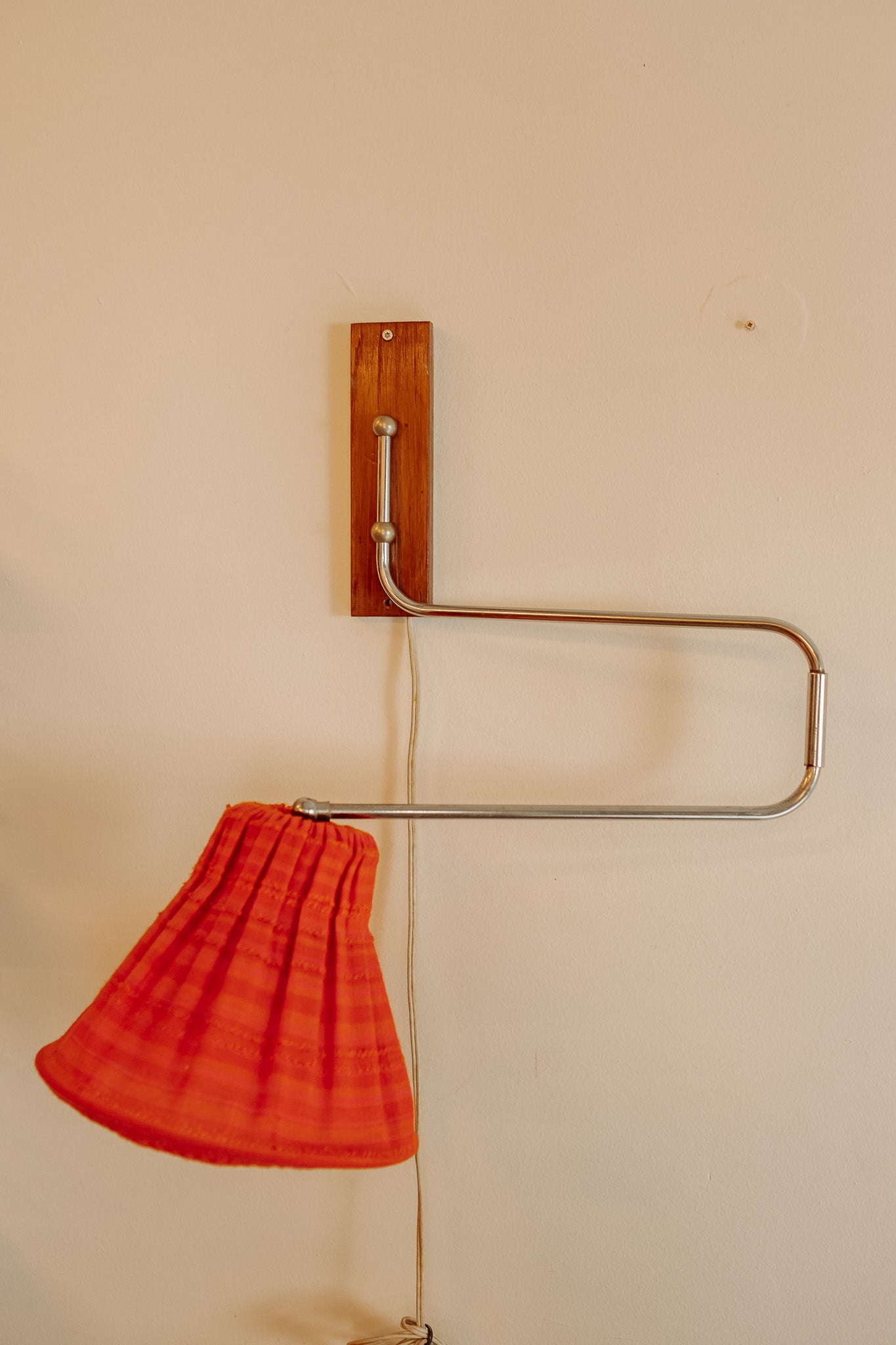 Vintage Mid-Century zwenk-arm wandlamp – Teakhout & chroom
