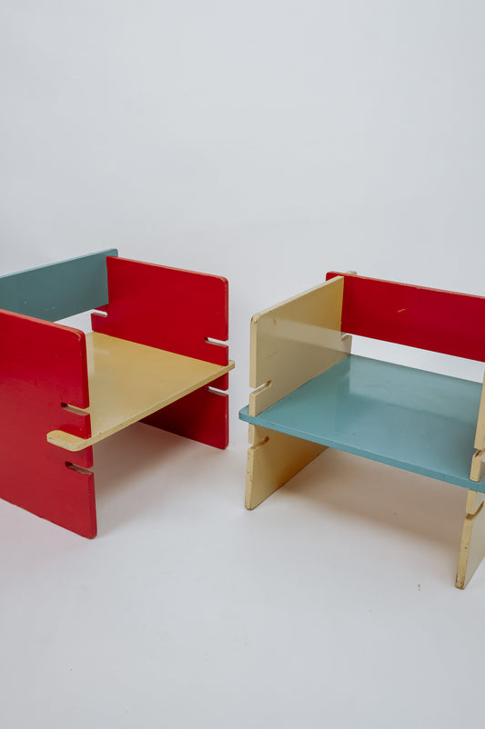 Set van 2 gekleurde vintage Montessori kinderstoelen of tafeltje