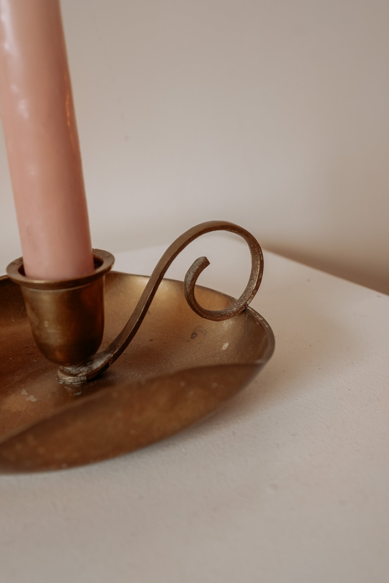 Antieke messing kaarshouder met oortje