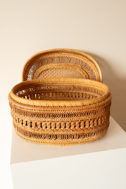 Handgevlochten rieten mand met deksel