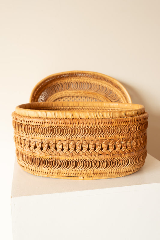 Handgevlochten rieten mand met deksel