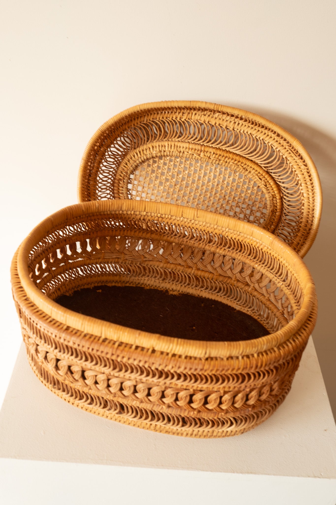 Handgevlochten rieten mand met deksel