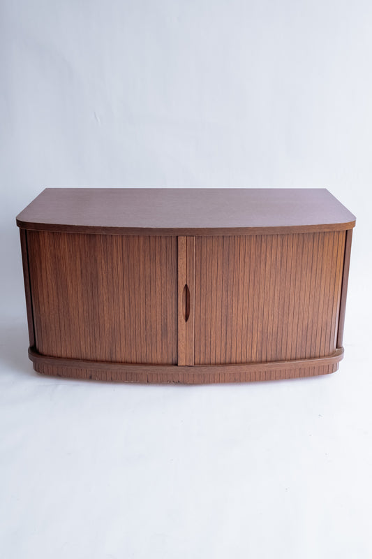 Vintage dressoir met tambour deuren op wieltjes