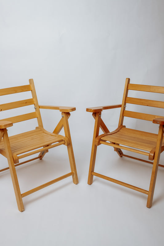 Set van 2 vintage houten kinder klapstoeltjes