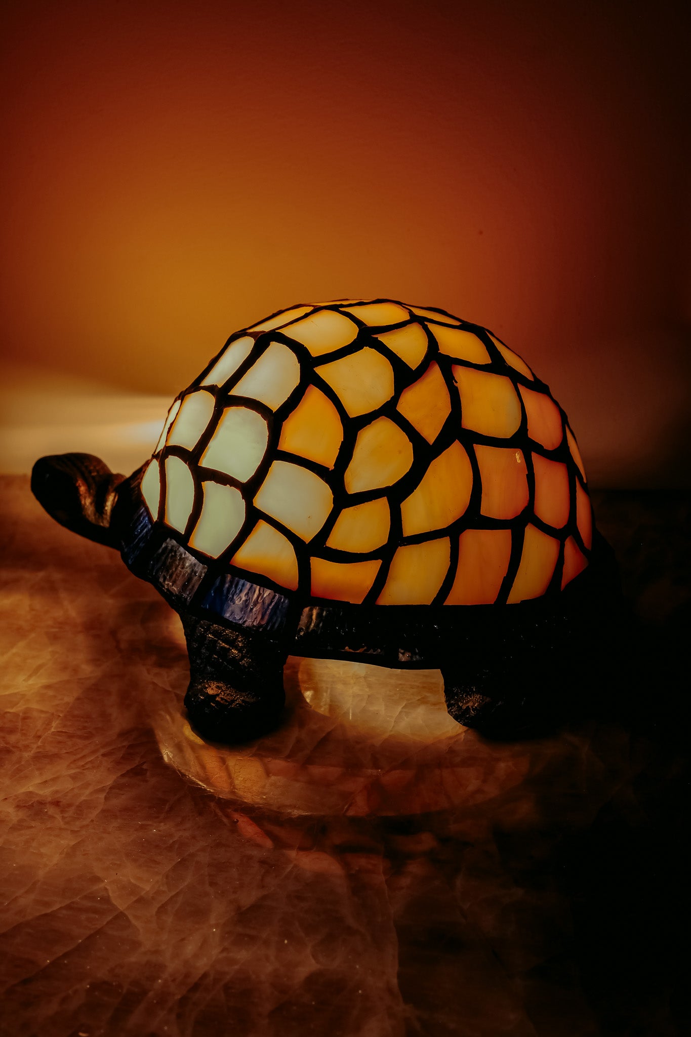 Tiffany schildpad lampje - oranje met blauw opaalglas