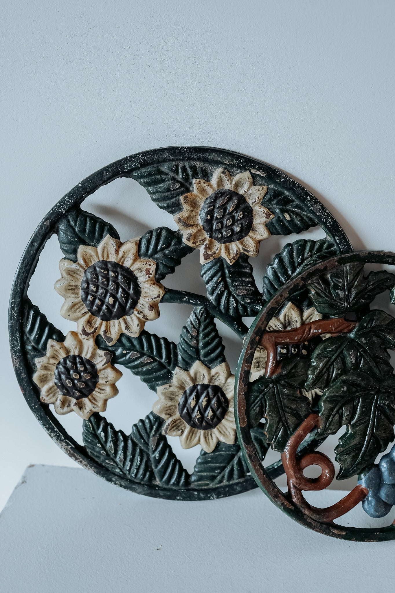 Set van 2 vintage Franse gietijzeren onderzetters