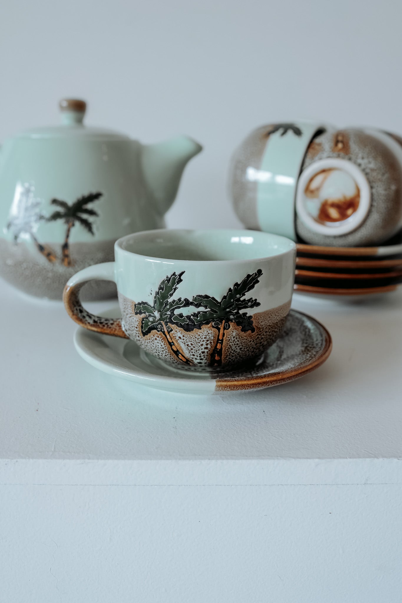 Vintage theeservies lichtblauw met palmbomen