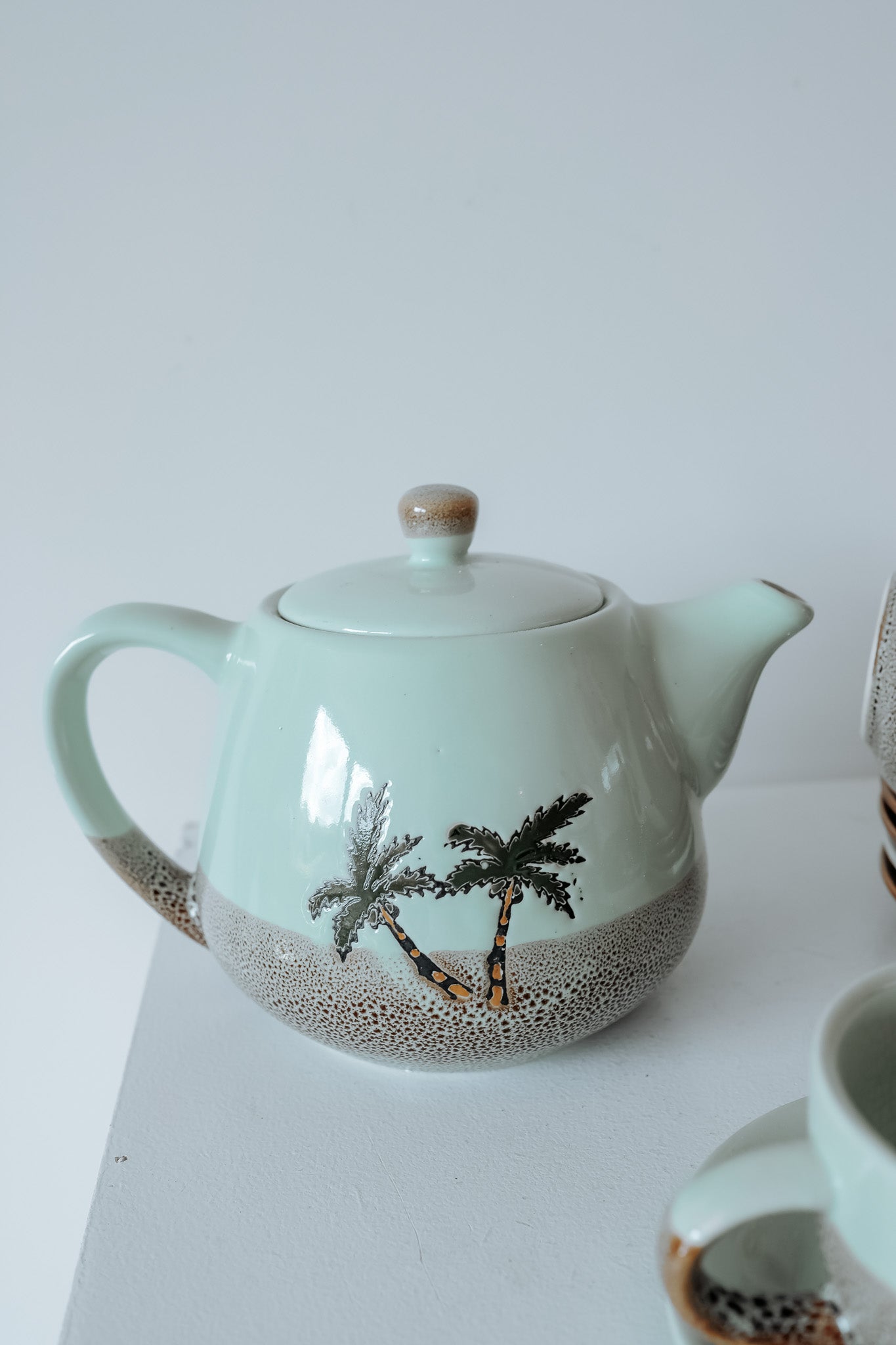 Vintage theeservies lichtblauw met palmbomen