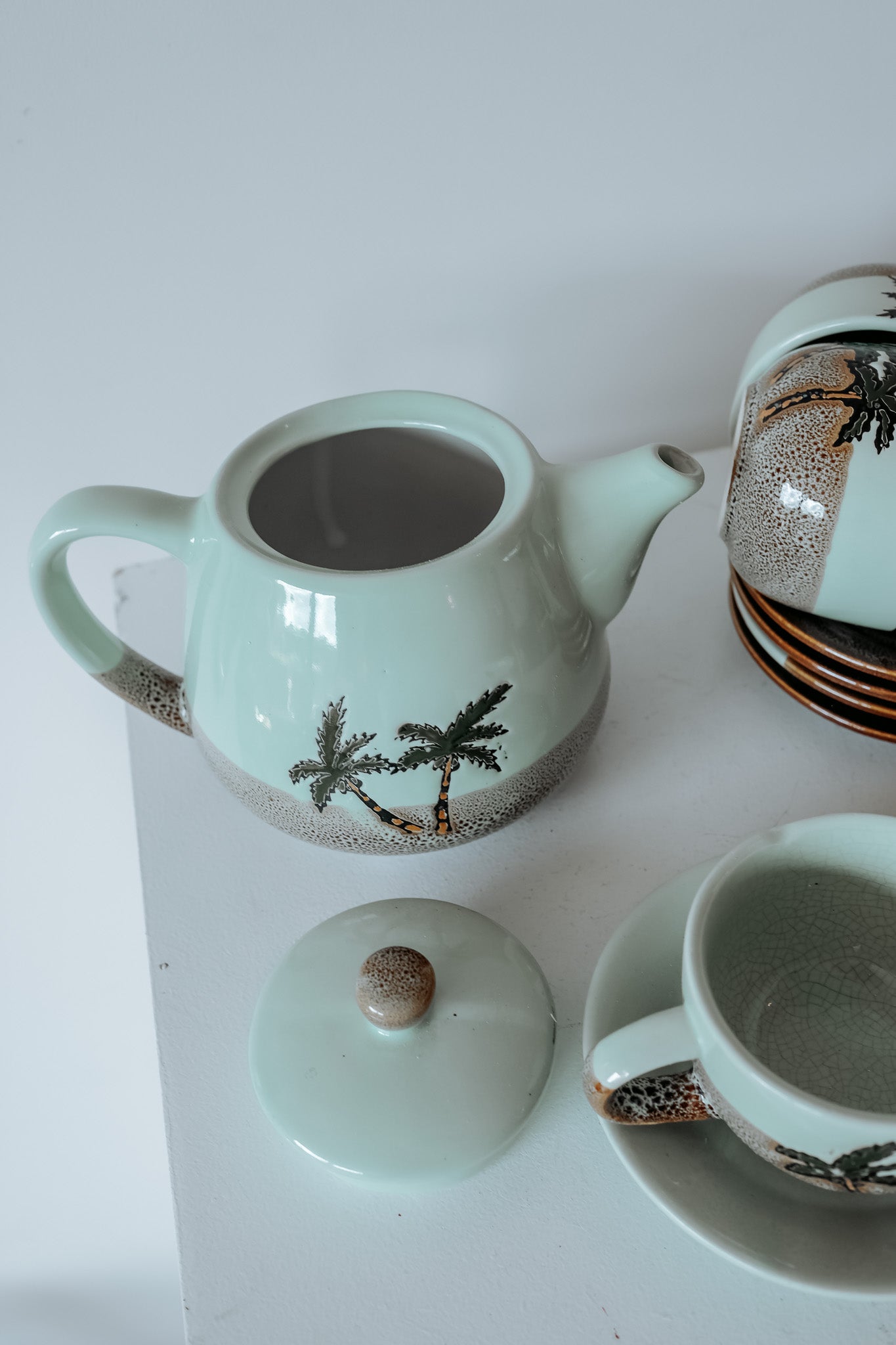 Vintage theeservies lichtblauw met palmbomen