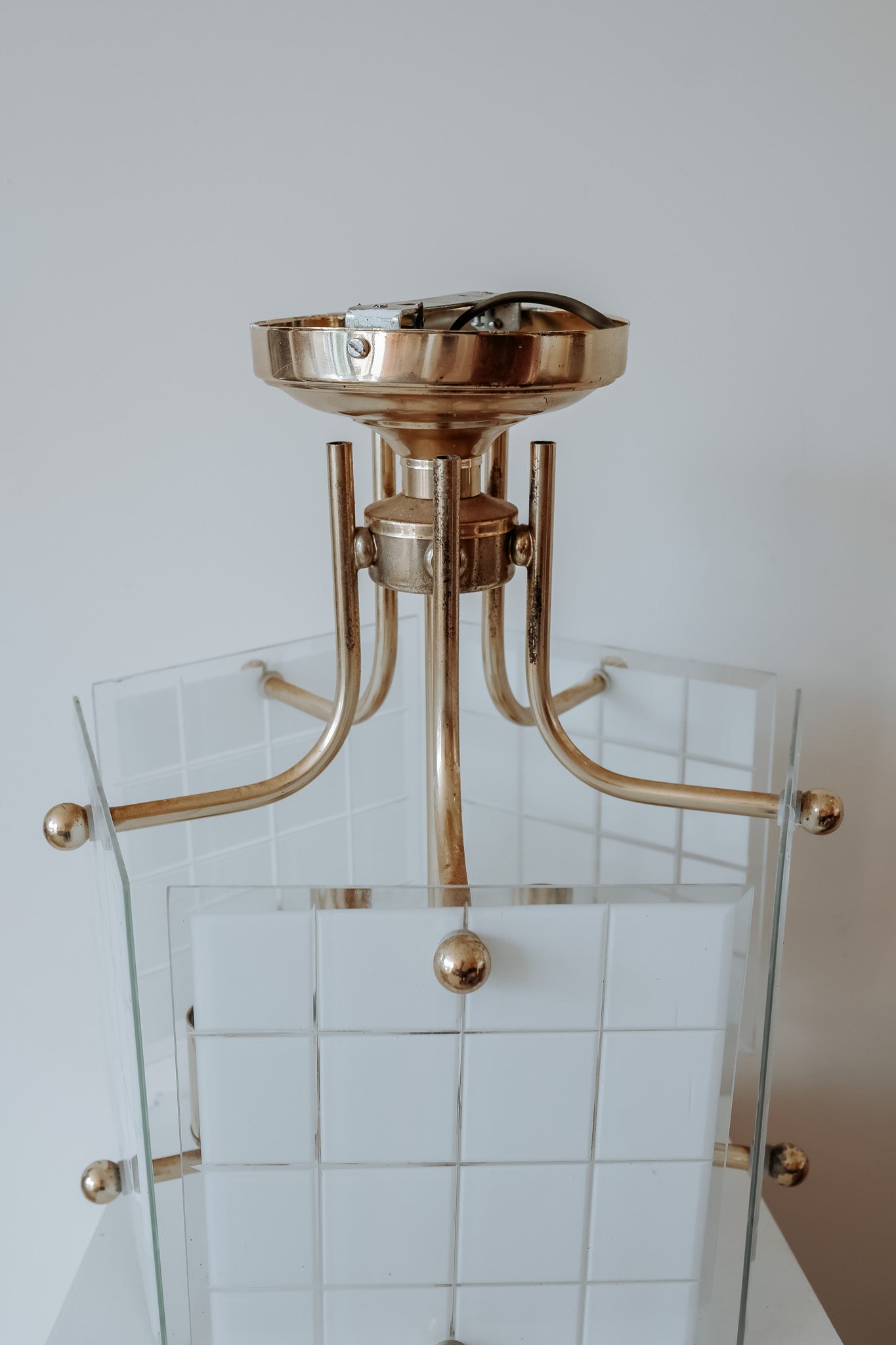 Messing plafondlamp met geruite glazen panelen, jaren 80