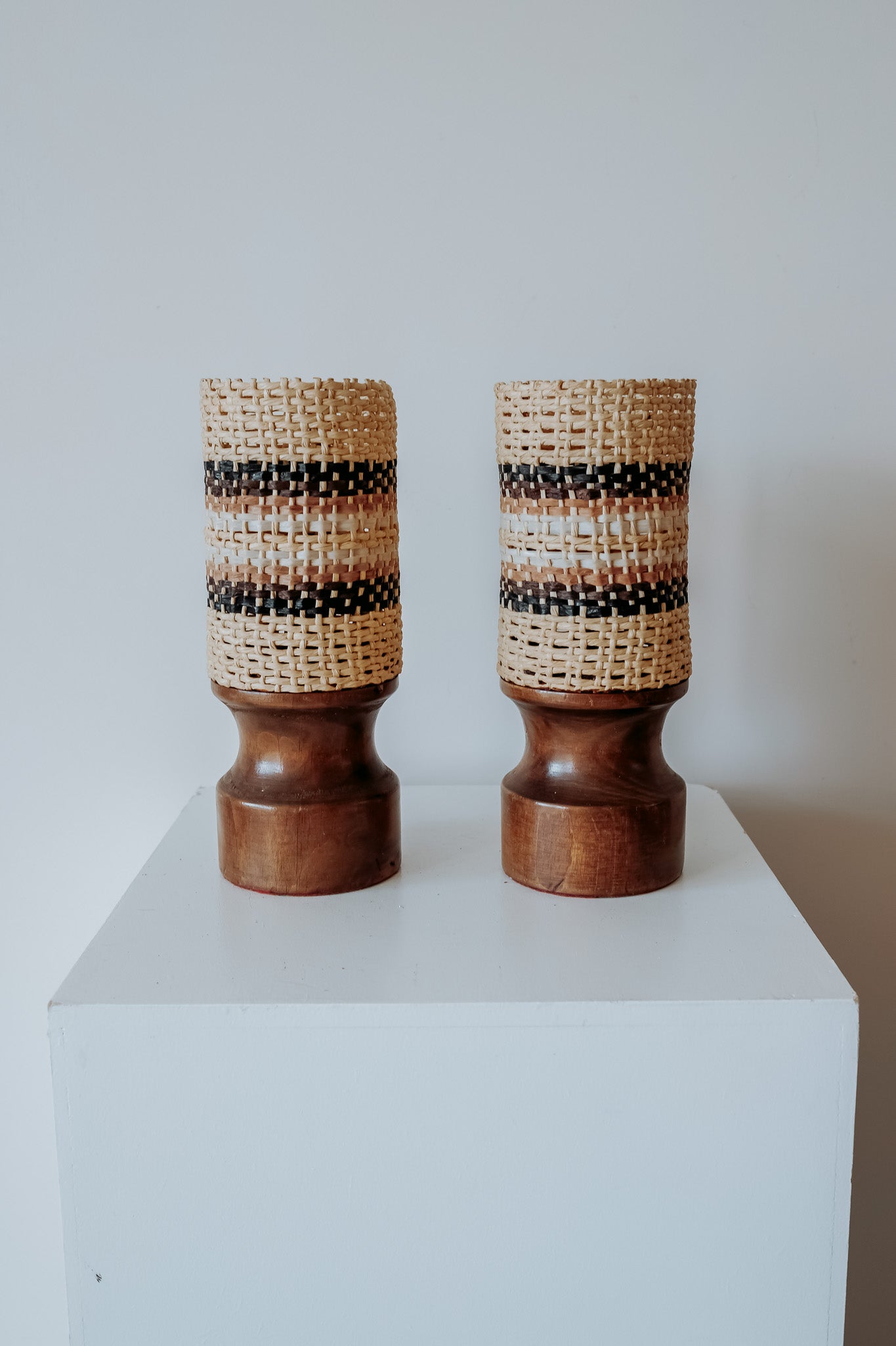 Set van 2 nachtlampjes hout met gevlochten kap, jaren 70