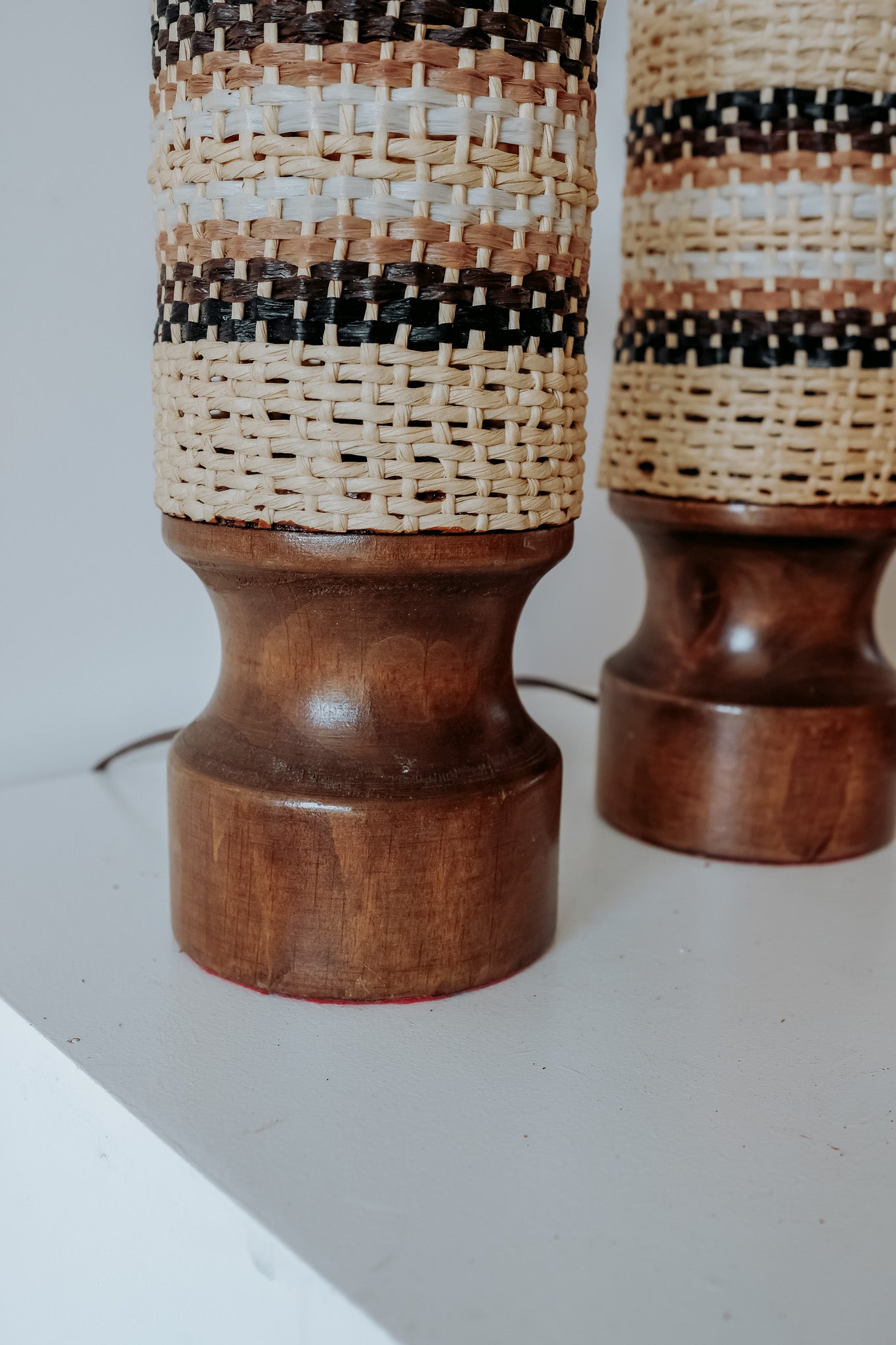 Set van 2 nachtlampjes hout met gevlochten kap, jaren 70