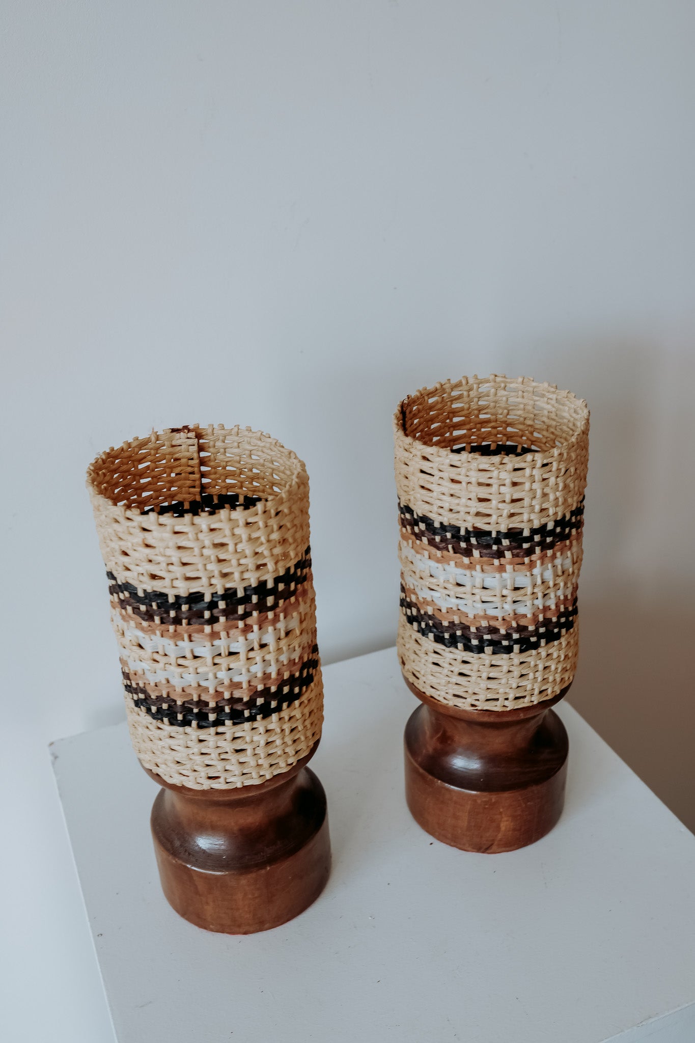 Set van 2 nachtlampjes hout met gevlochten kap, jaren 70