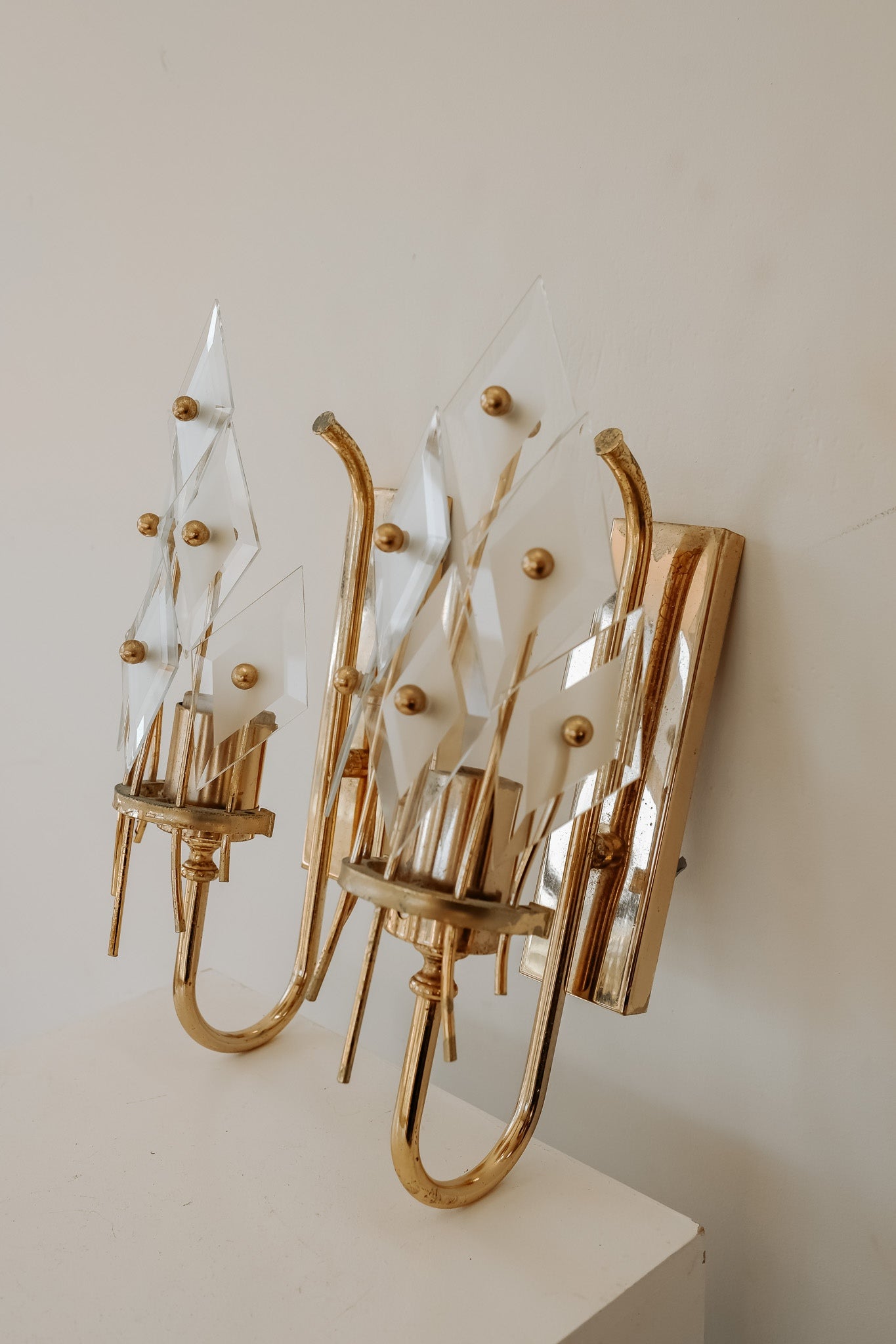 Set van 2 Italiaanse wandlampen met glazen paneeltjes