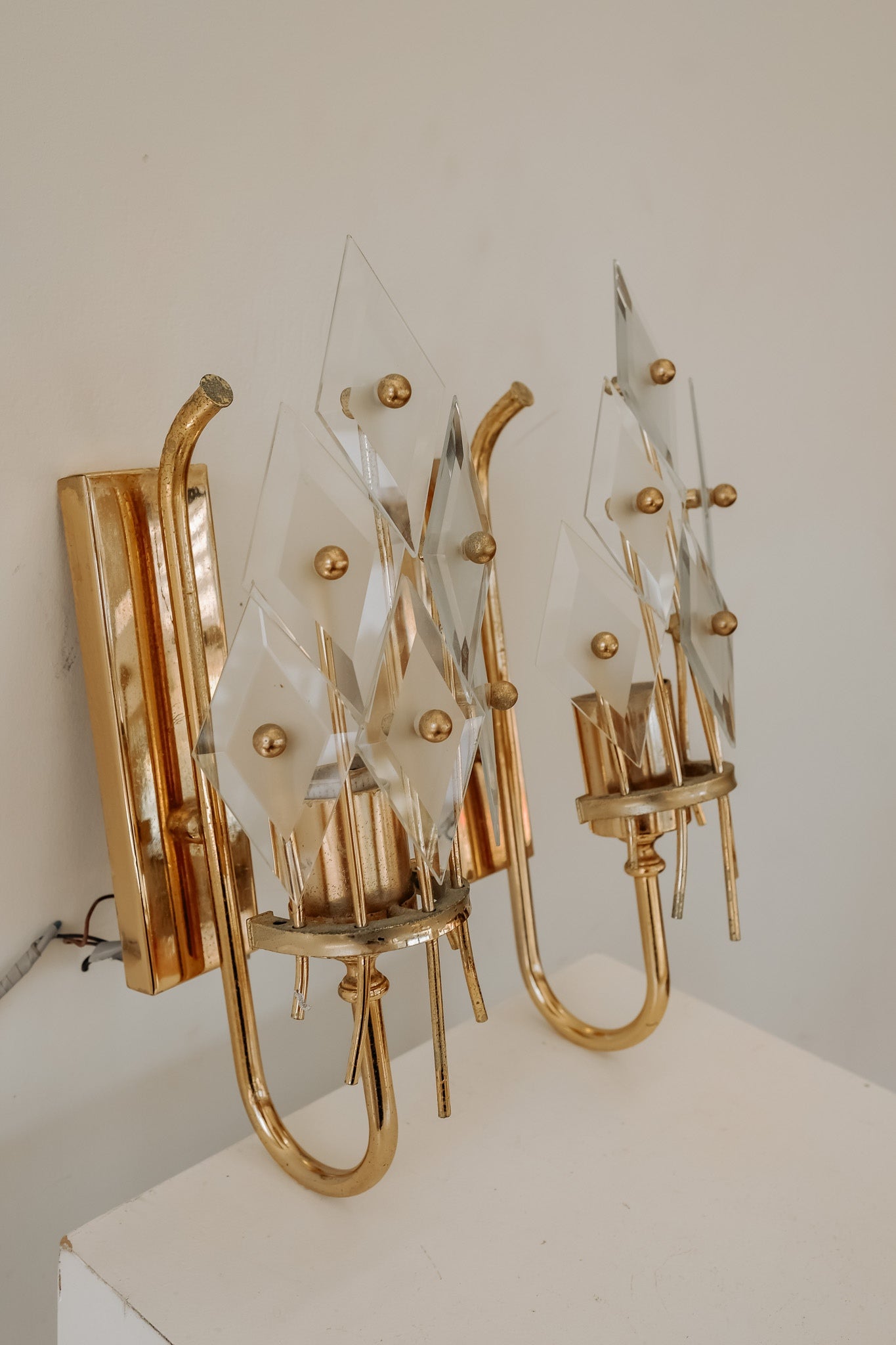Set van 2 Italiaanse wandlampen met glazen paneeltjes