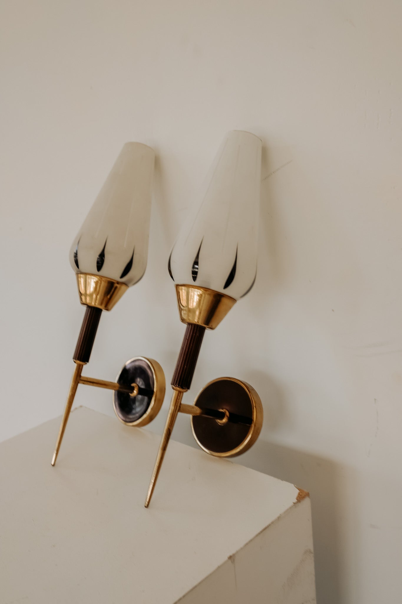 Franse wandlampen jaren 50 met glazen kap en messing, set van 2