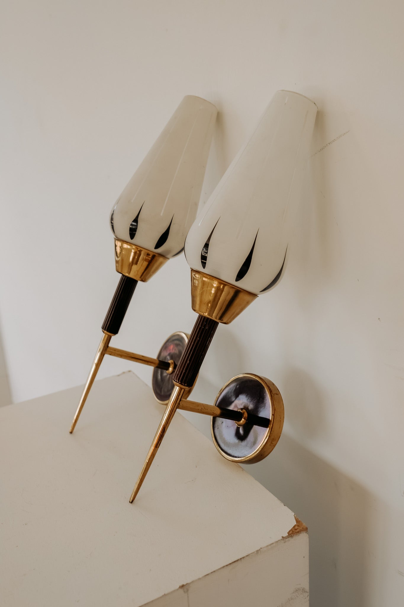 Franse wandlampen jaren 50 met glazen kap en messing, set van 2