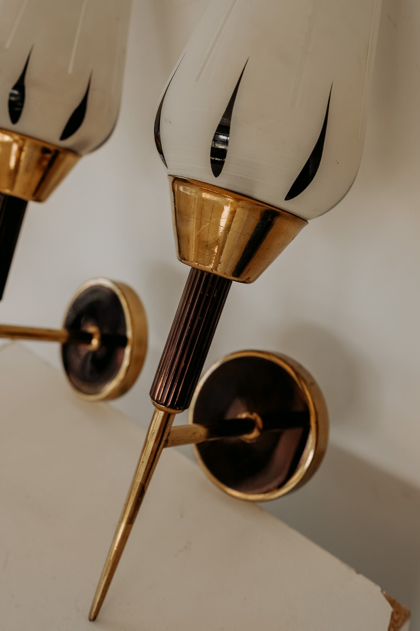 Franse wandlampen jaren 50 met glazen kap en messing, set van 2
