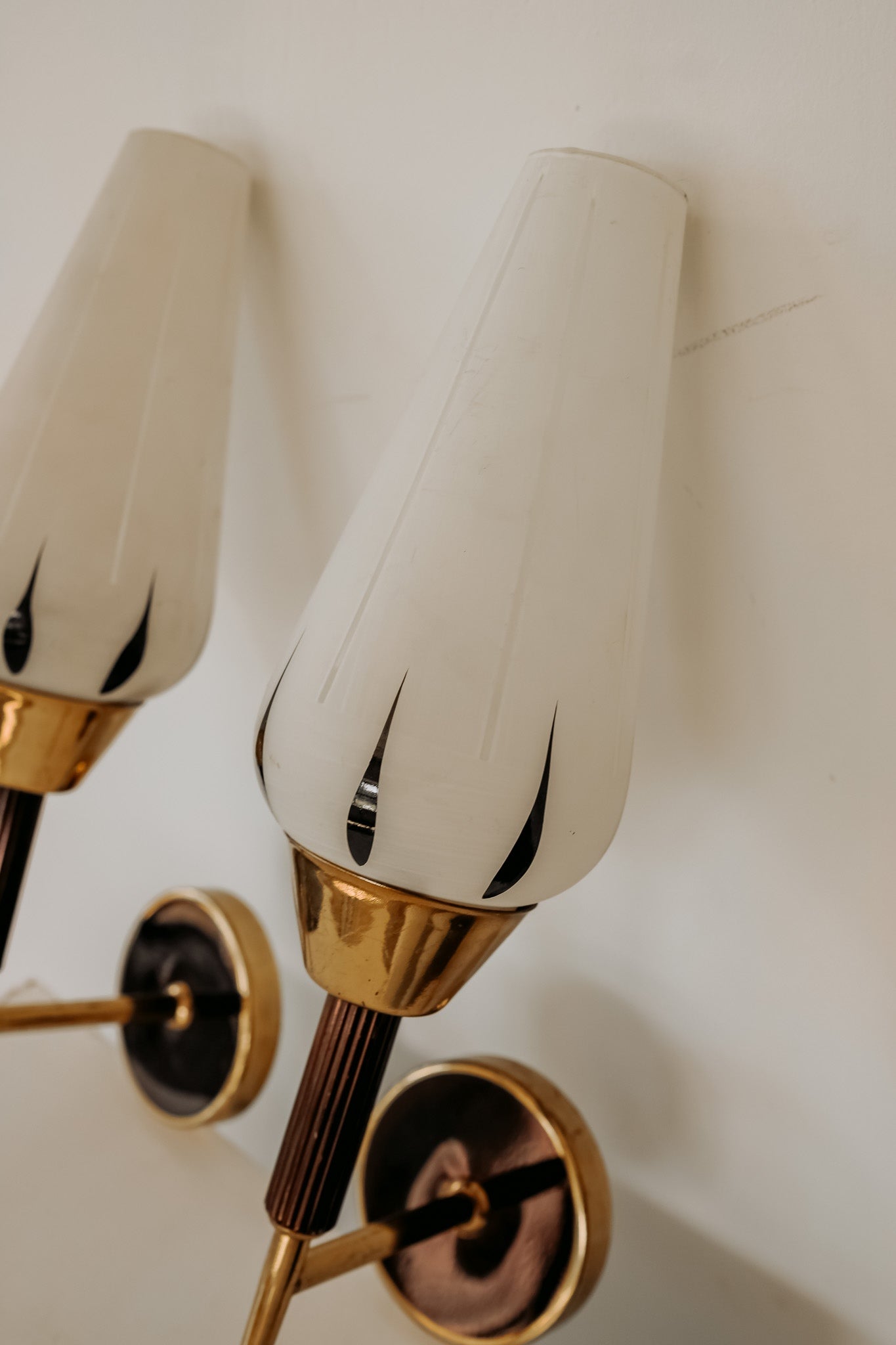 Franse wandlampen jaren 50 met glazen kap en messing, set van 2